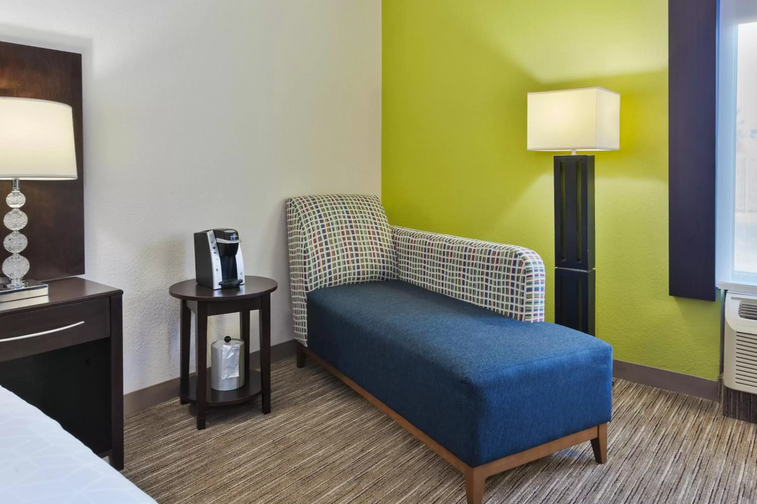 Photo of the whole room, Seating Area in Holiday Inn Express Chillicothe East, an IHG Hotel