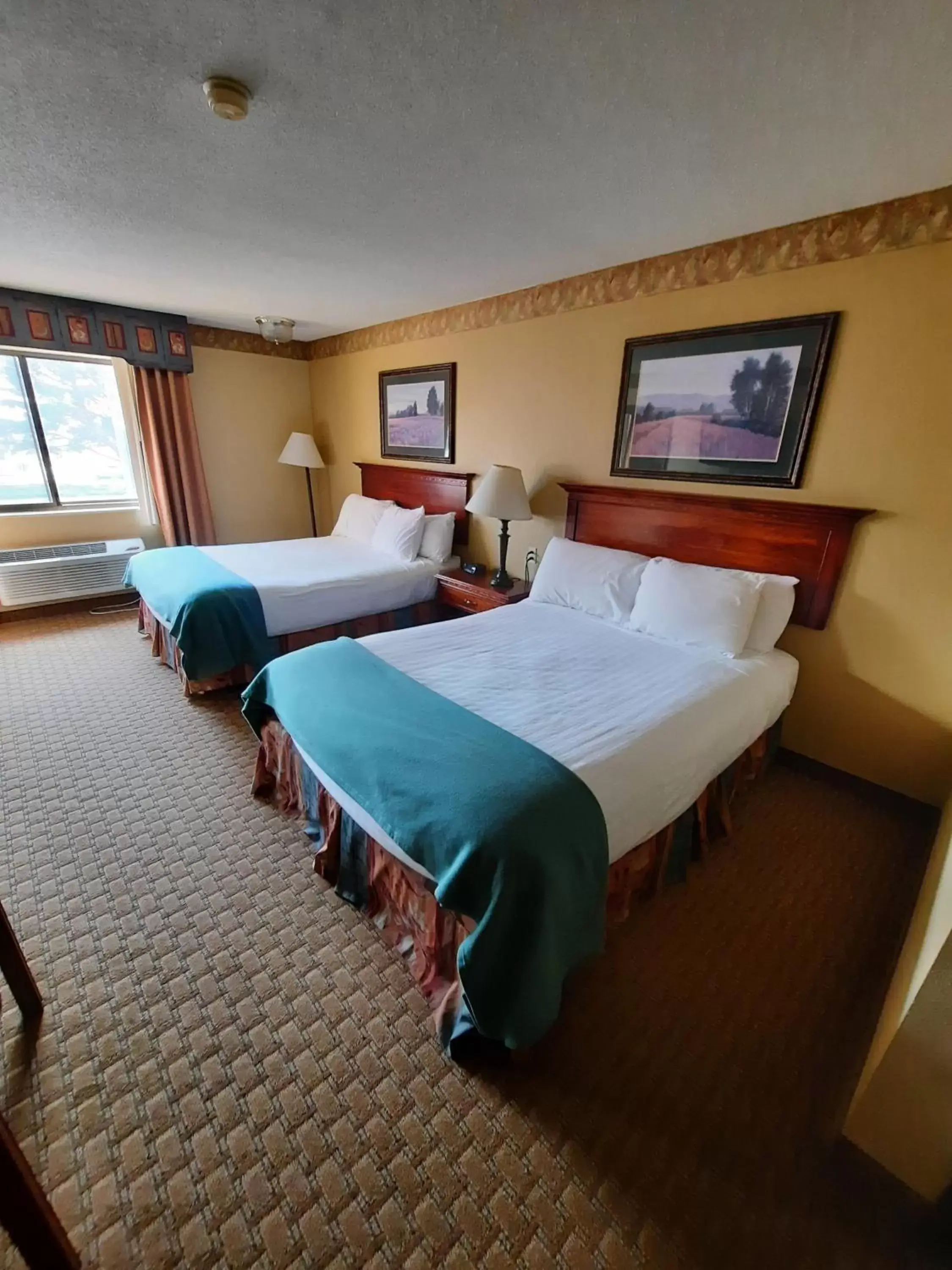 Photo of the whole room, Bed in Horse Creek Inn