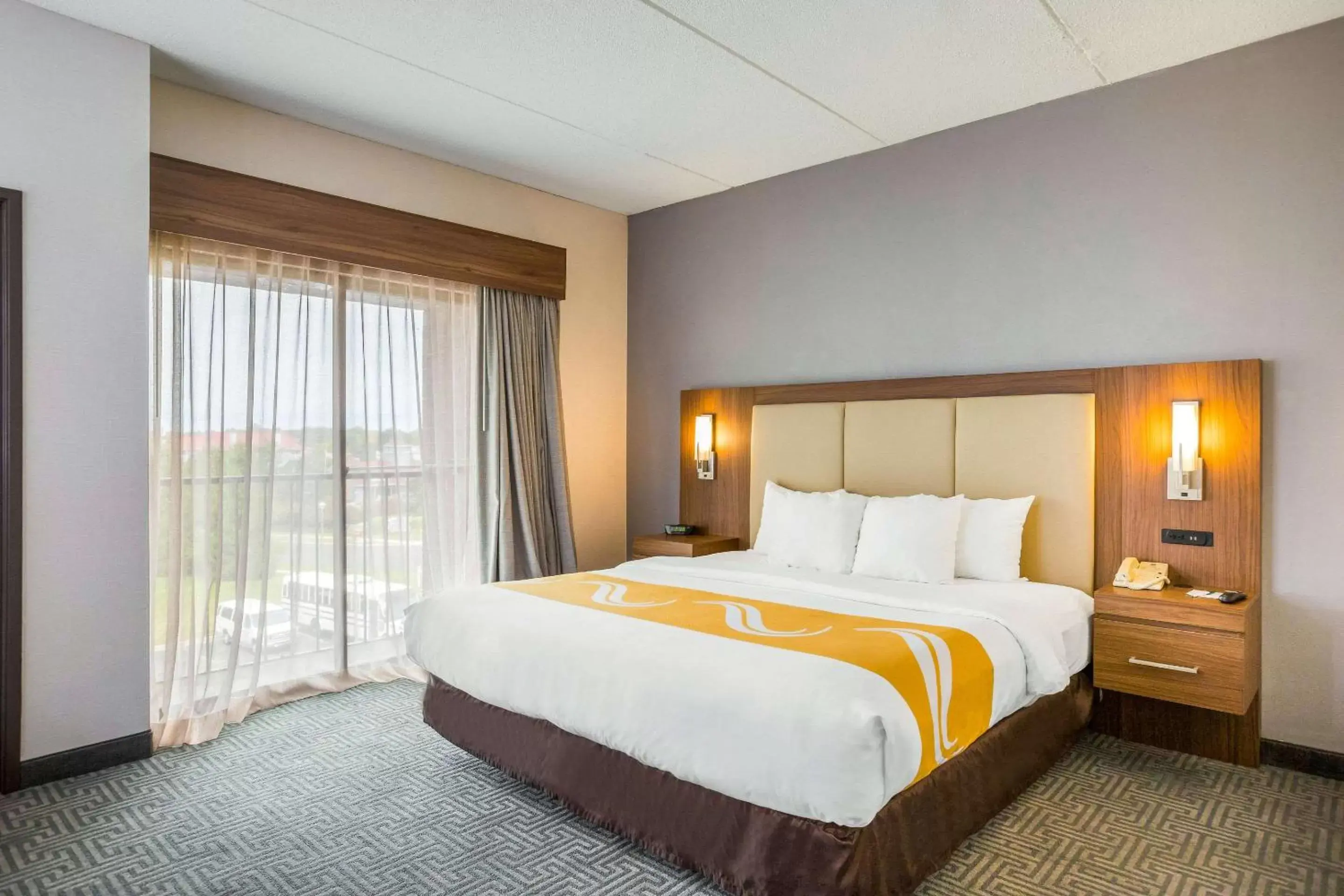 Photo of the whole room, Bed in Quality Suites Hotel - Lansing