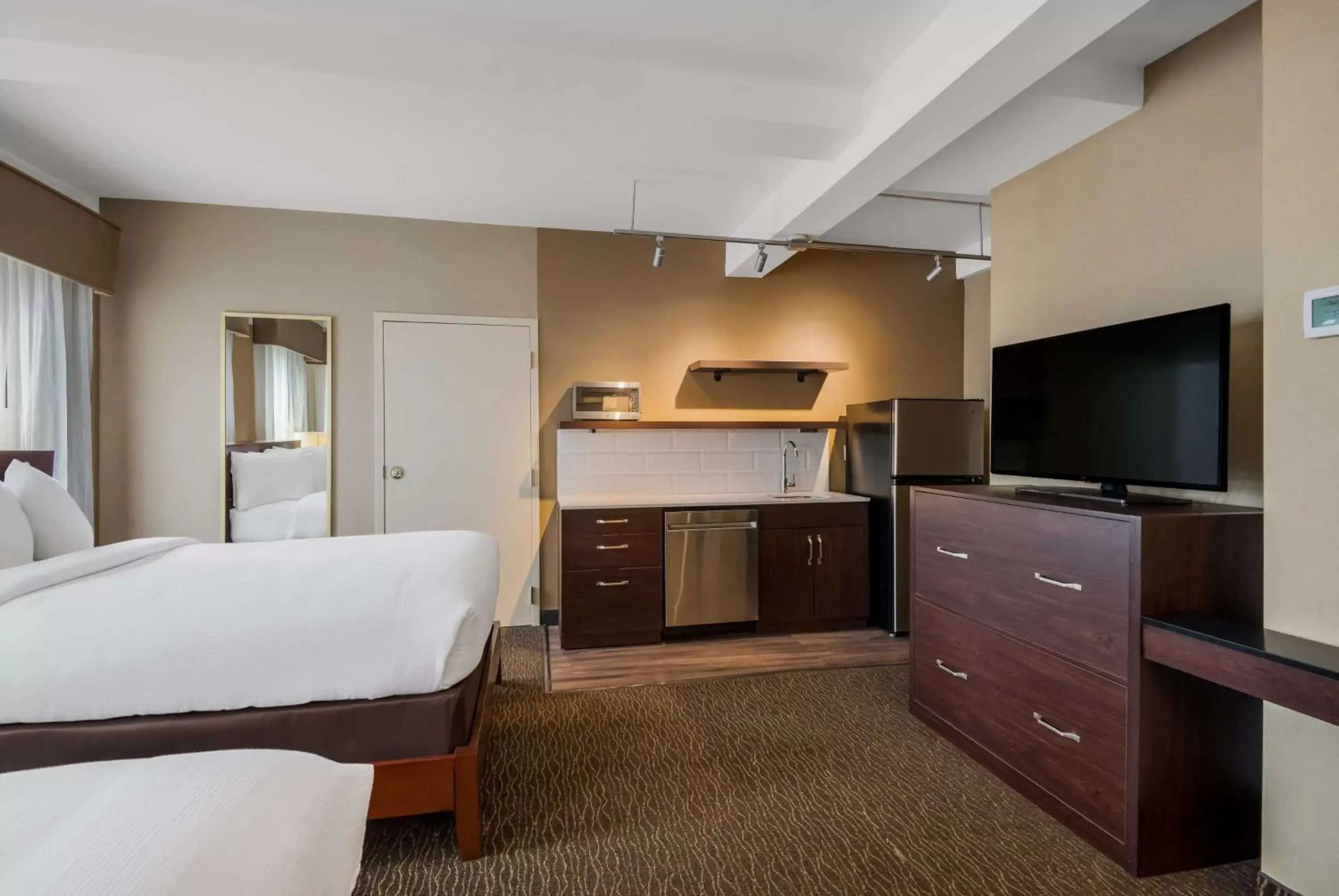 Bedroom, Kitchen/Kitchenette in Best Western Syracuse Downtown Hotel and Suites