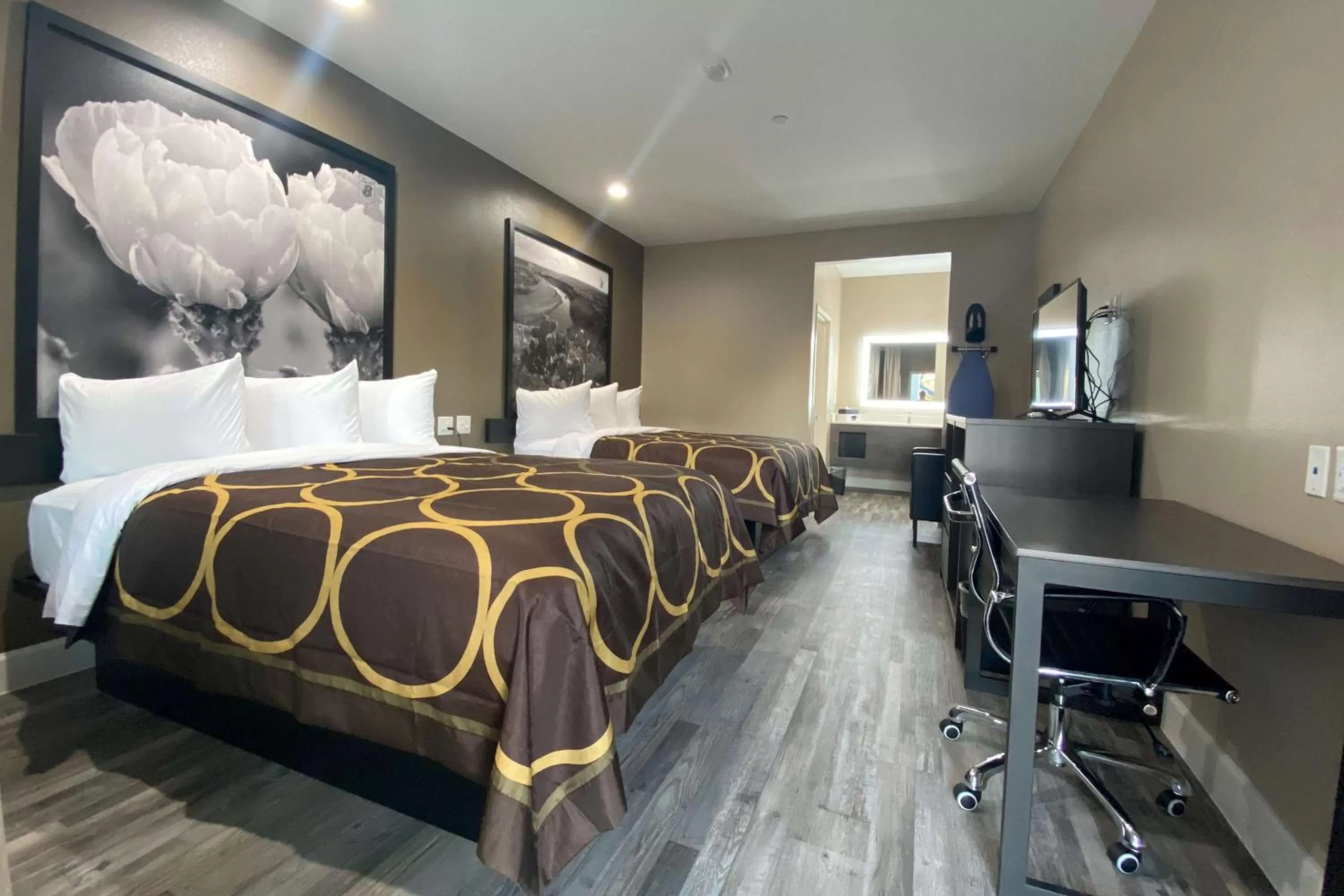 Photo of the whole room, Bed in Super 8 by Wyndham Houston NW Beltway 8-West Rd