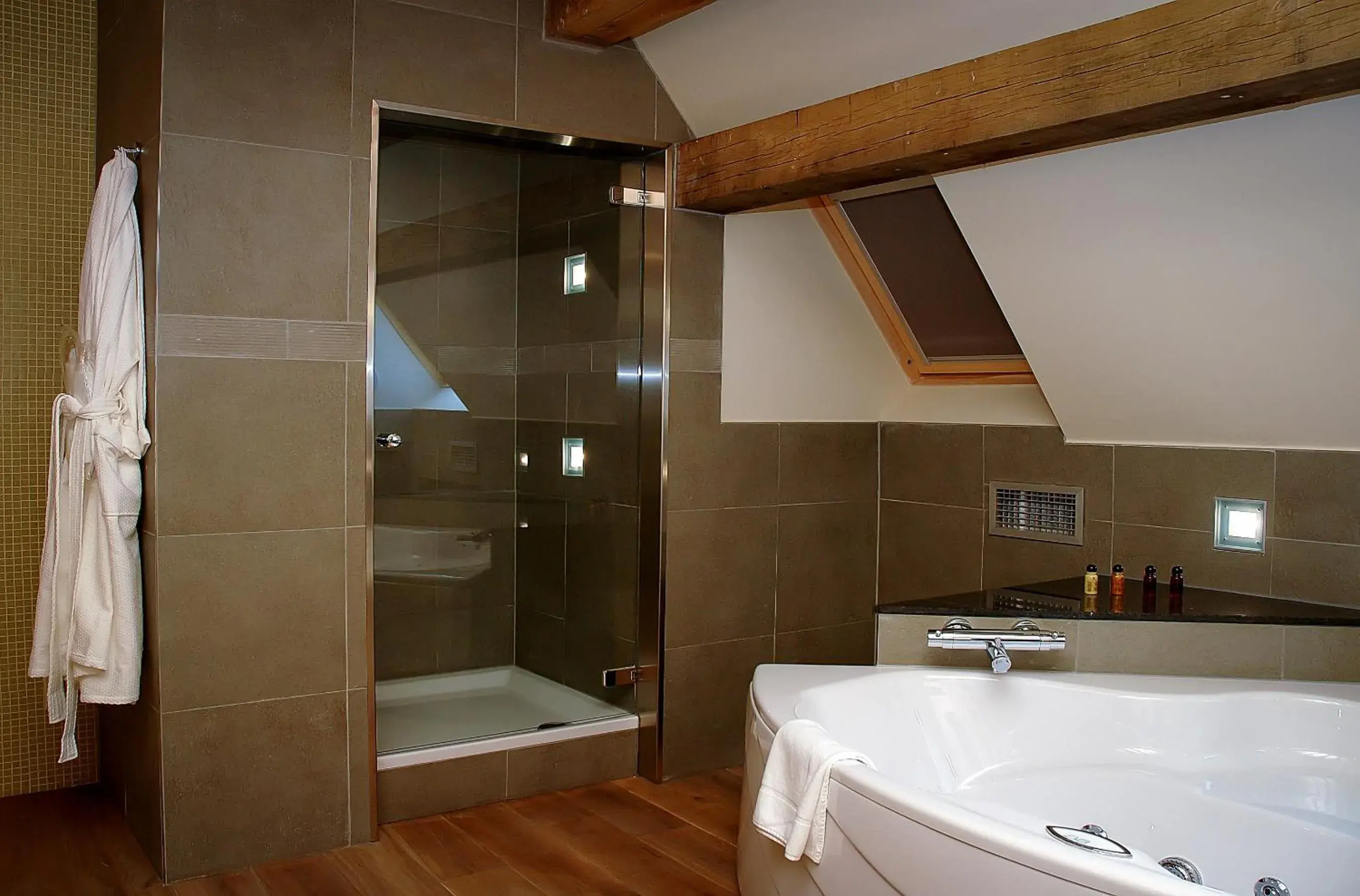 Shower, Bathroom in Hotel Van Eyck