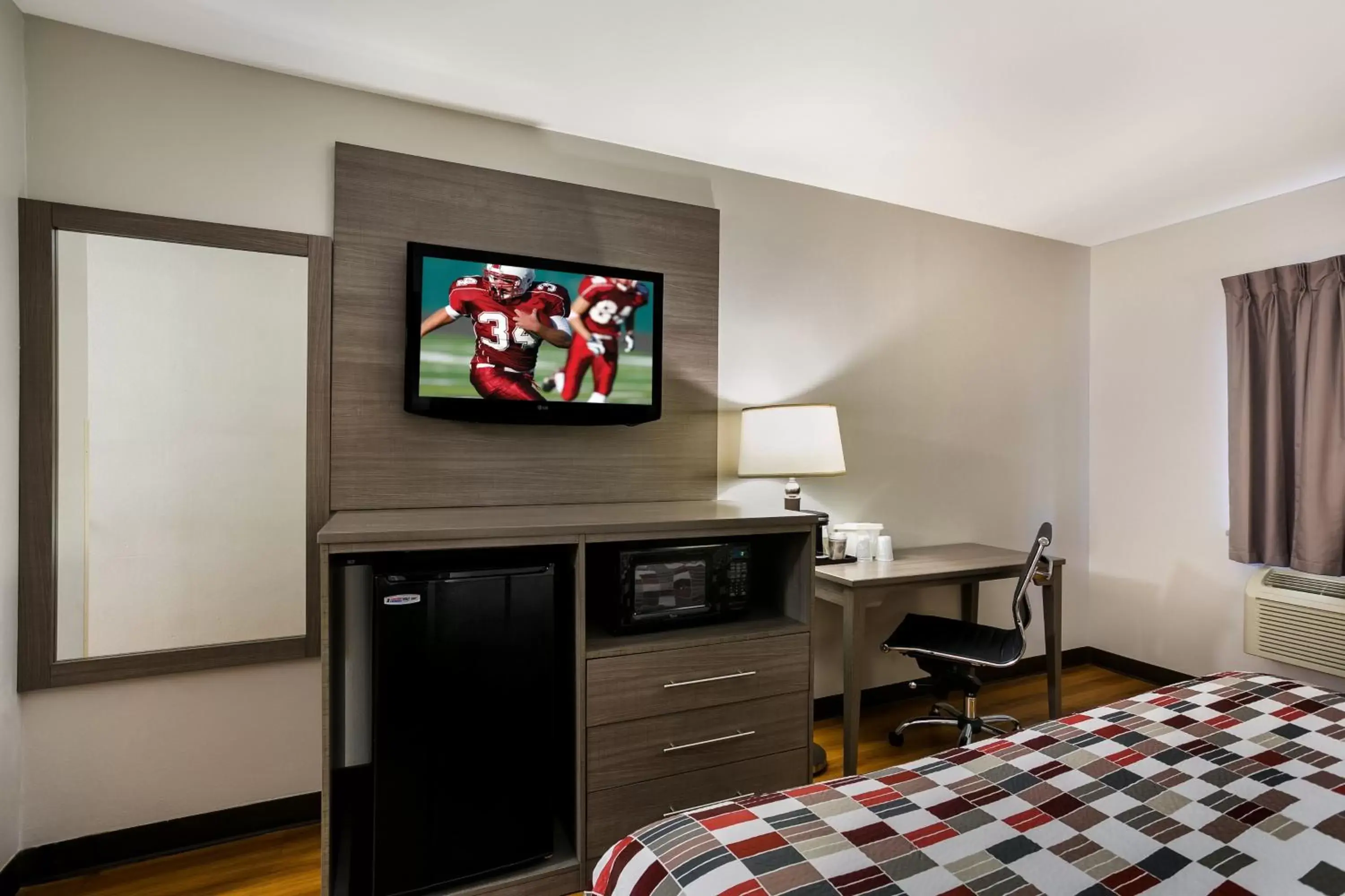 Bedroom, TV/Entertainment Center in Red Roof Inn Denver