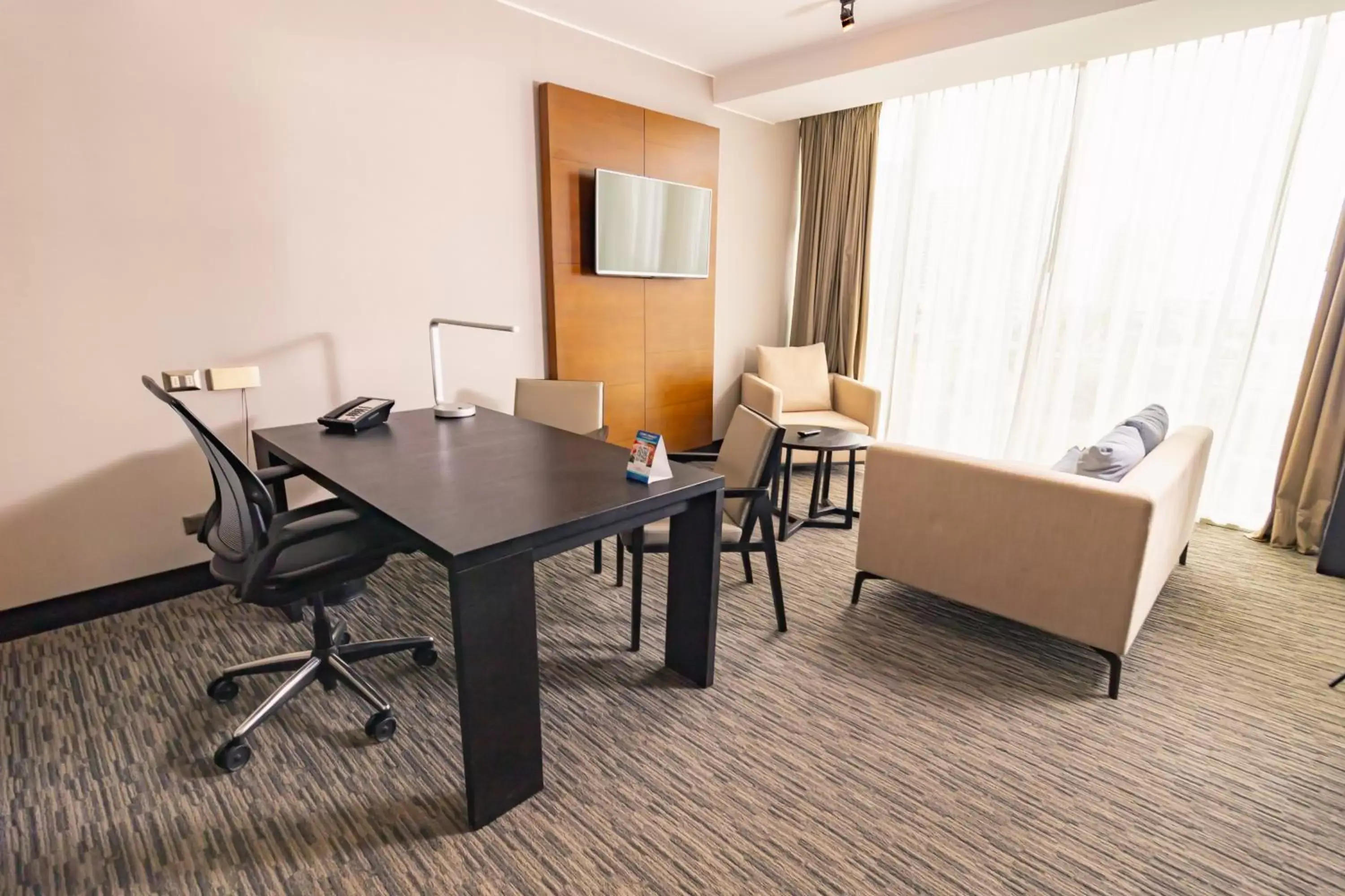 Living room, Dining Area in Hilton Garden Inn Iquique