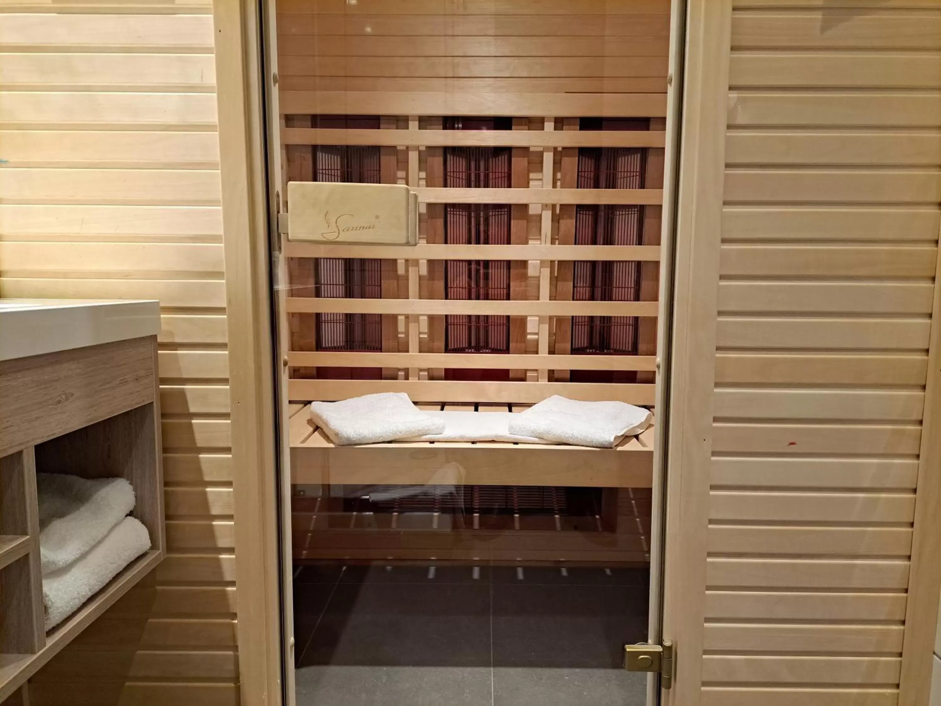 Shower, Bed in Hotel Asteria Shower, Bed in Hotel Asteria