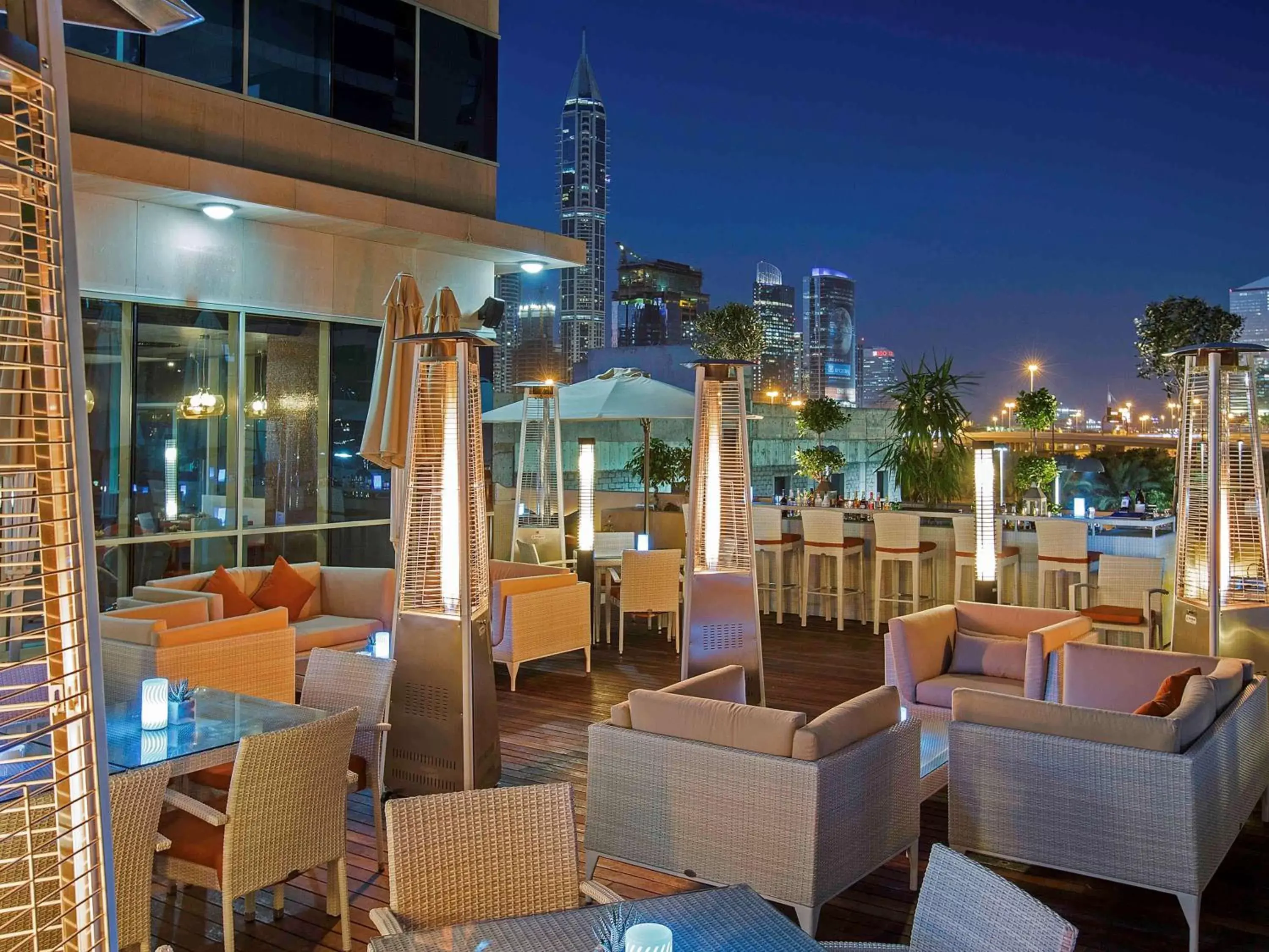 Lounge or bar, Restaurant/Places to Eat in Pullman Dubai Jumeirah Lakes Towers