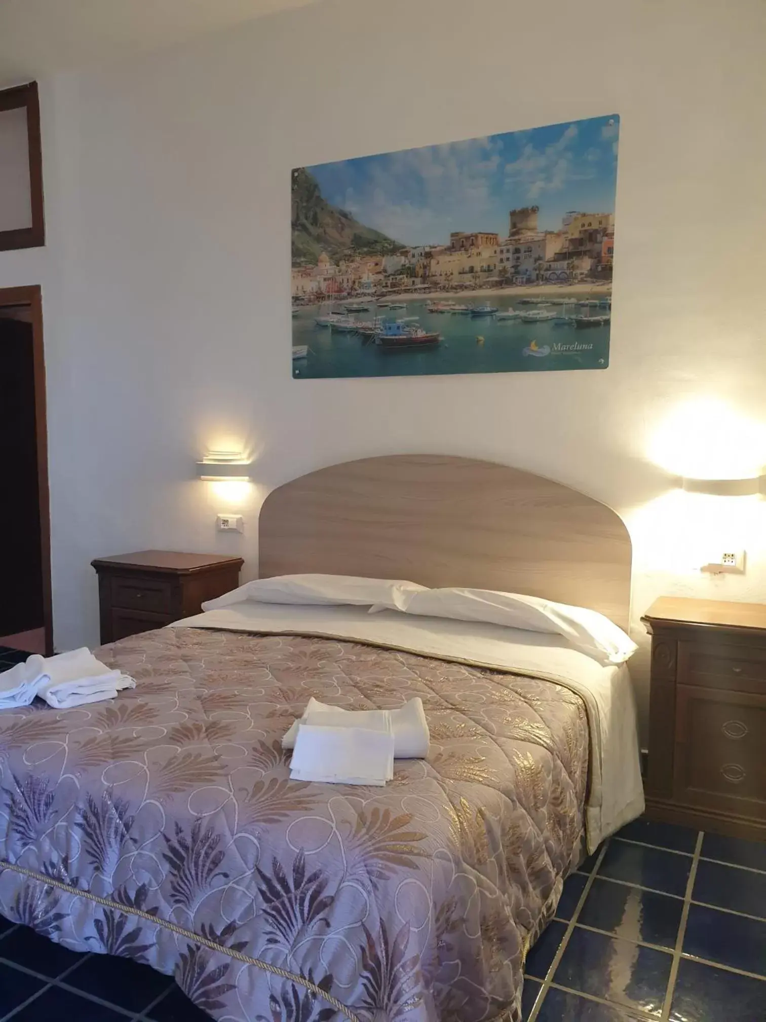 Photo of the whole room, Bed in Hotel Mareluna Ischia