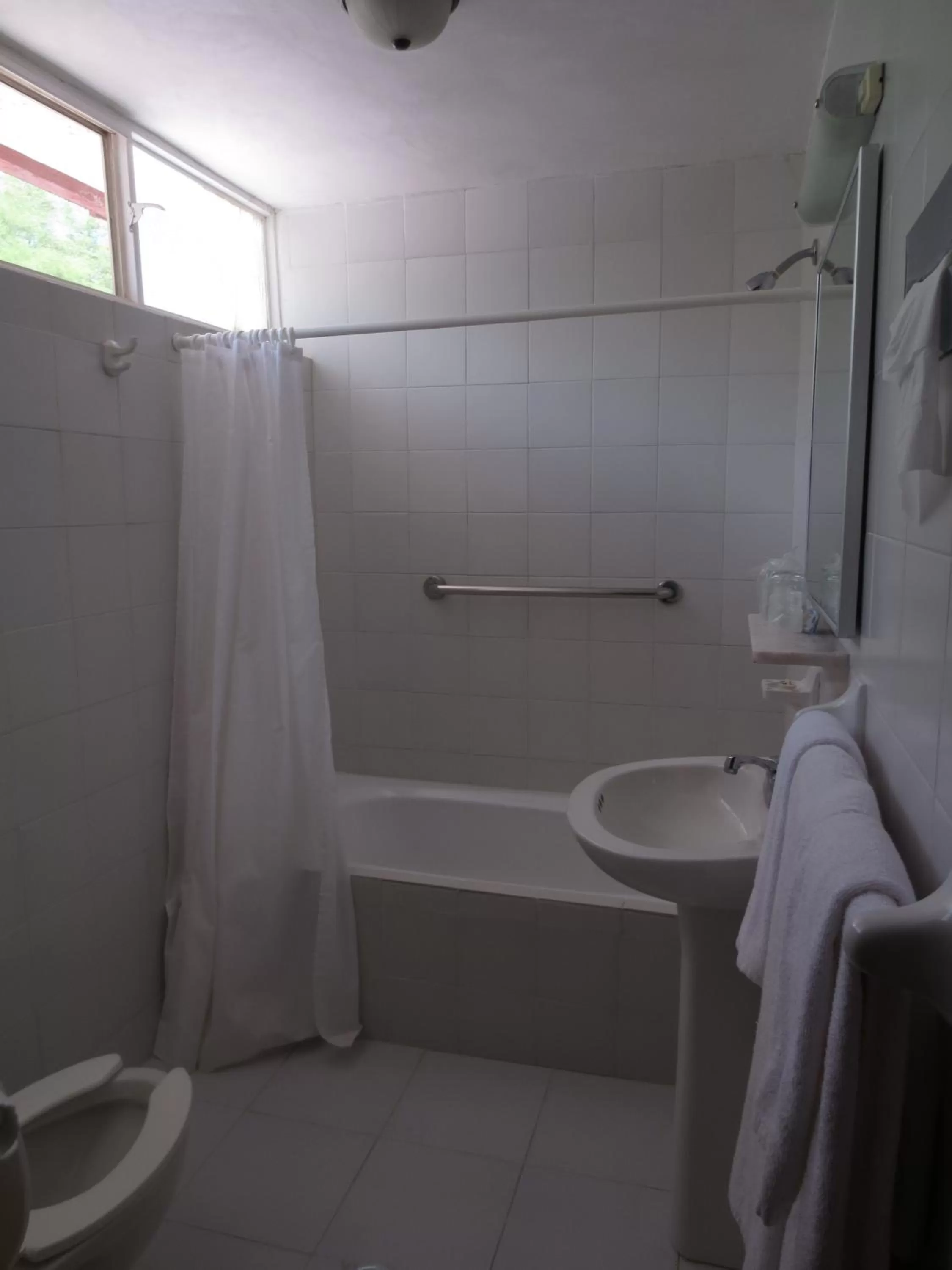 Bathroom in Hotel Las Palmas Midway Inn