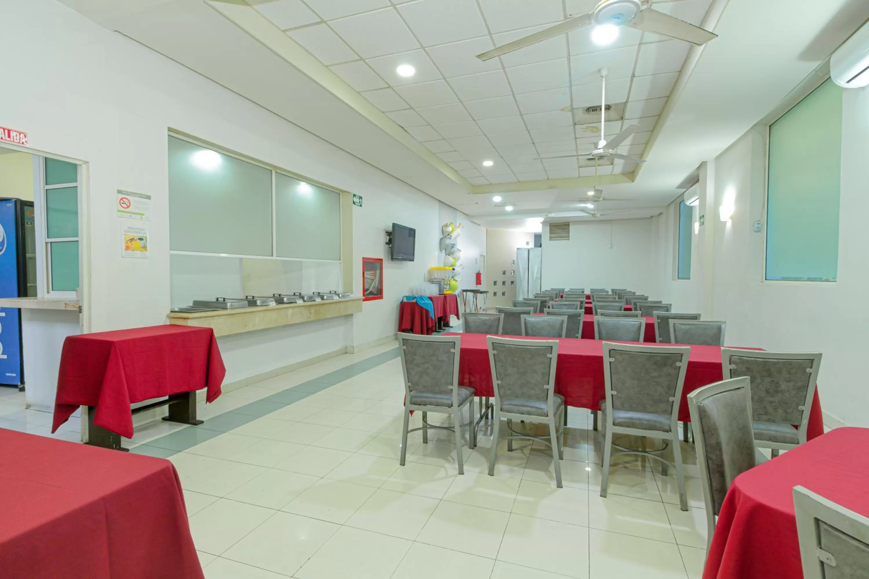 Restaurant/places to eat in Hotel Plaza del Arco Express