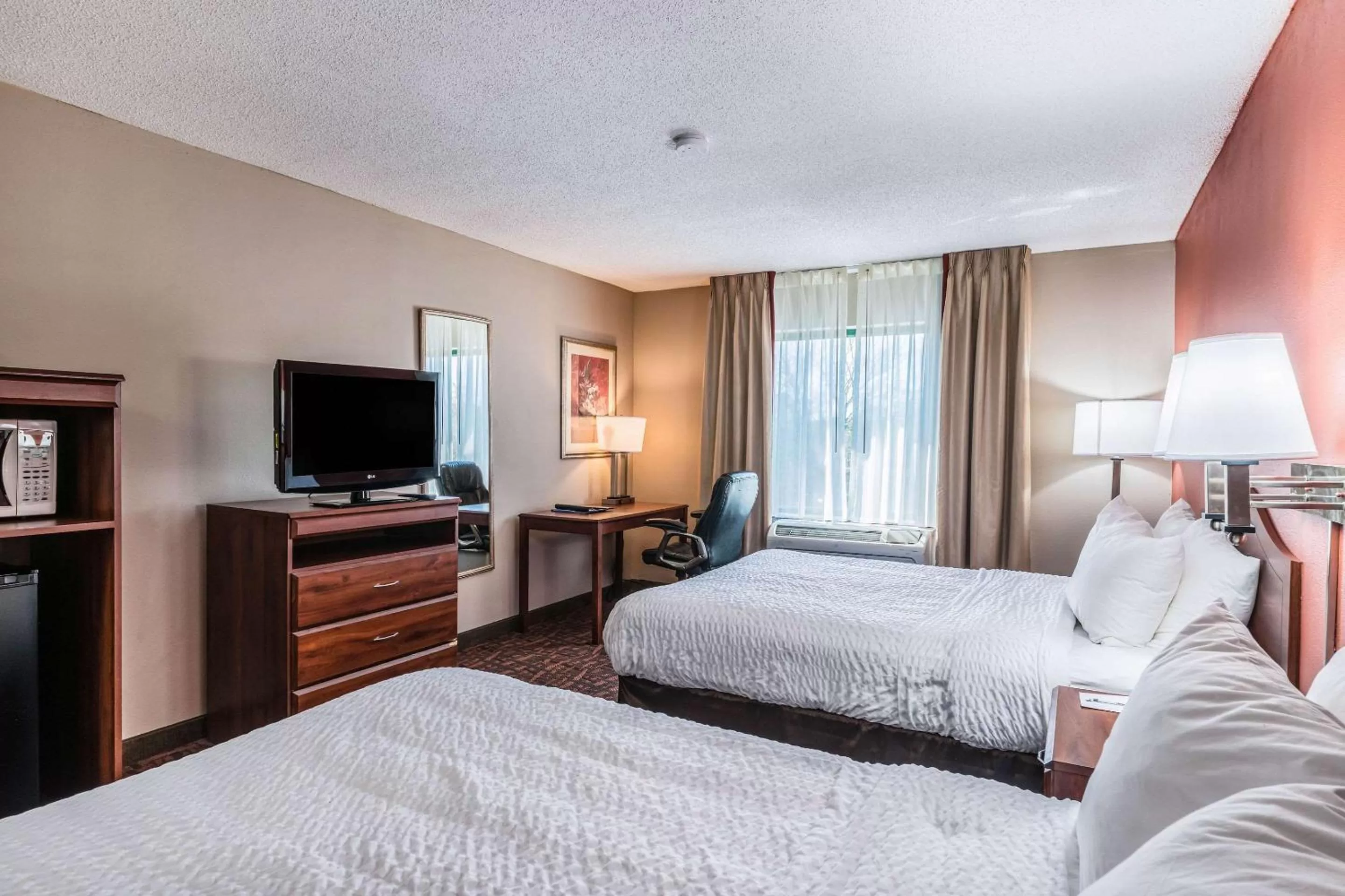 Photo of the whole room, Bed in Lake Norman Inn and Suites