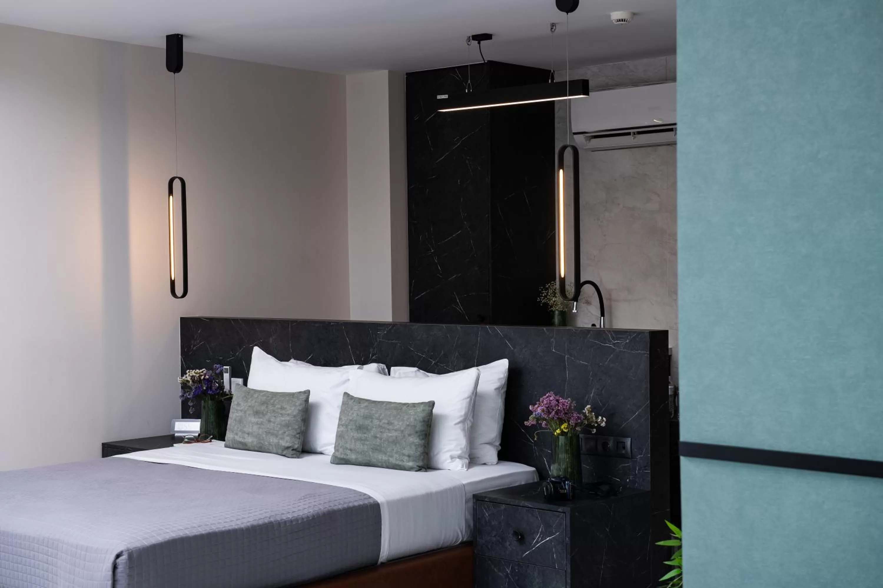 Photo of the whole room, Bed in Enattica Suites