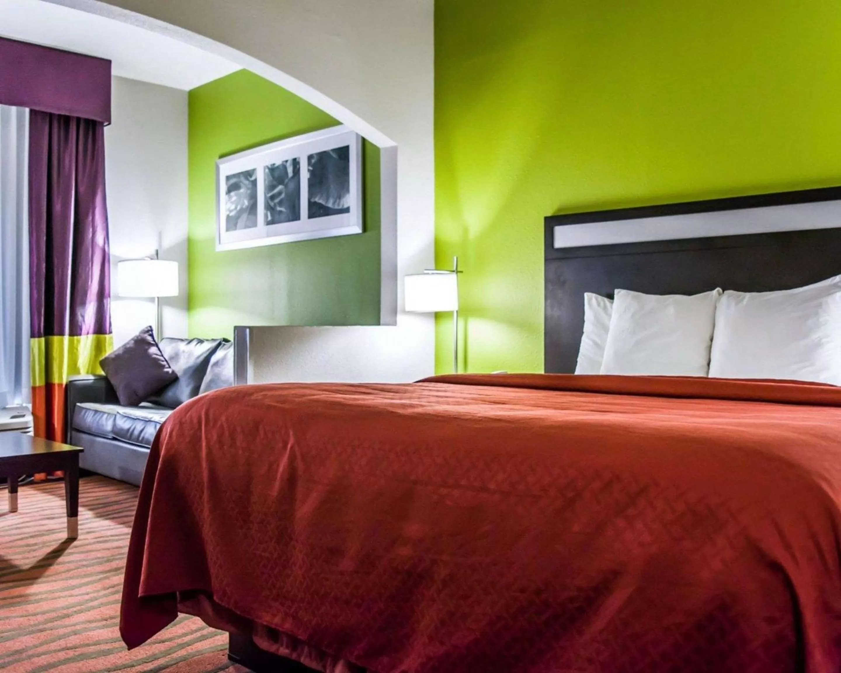 Photo of the whole room, Bed in Quality Suites Fort Myers I-75