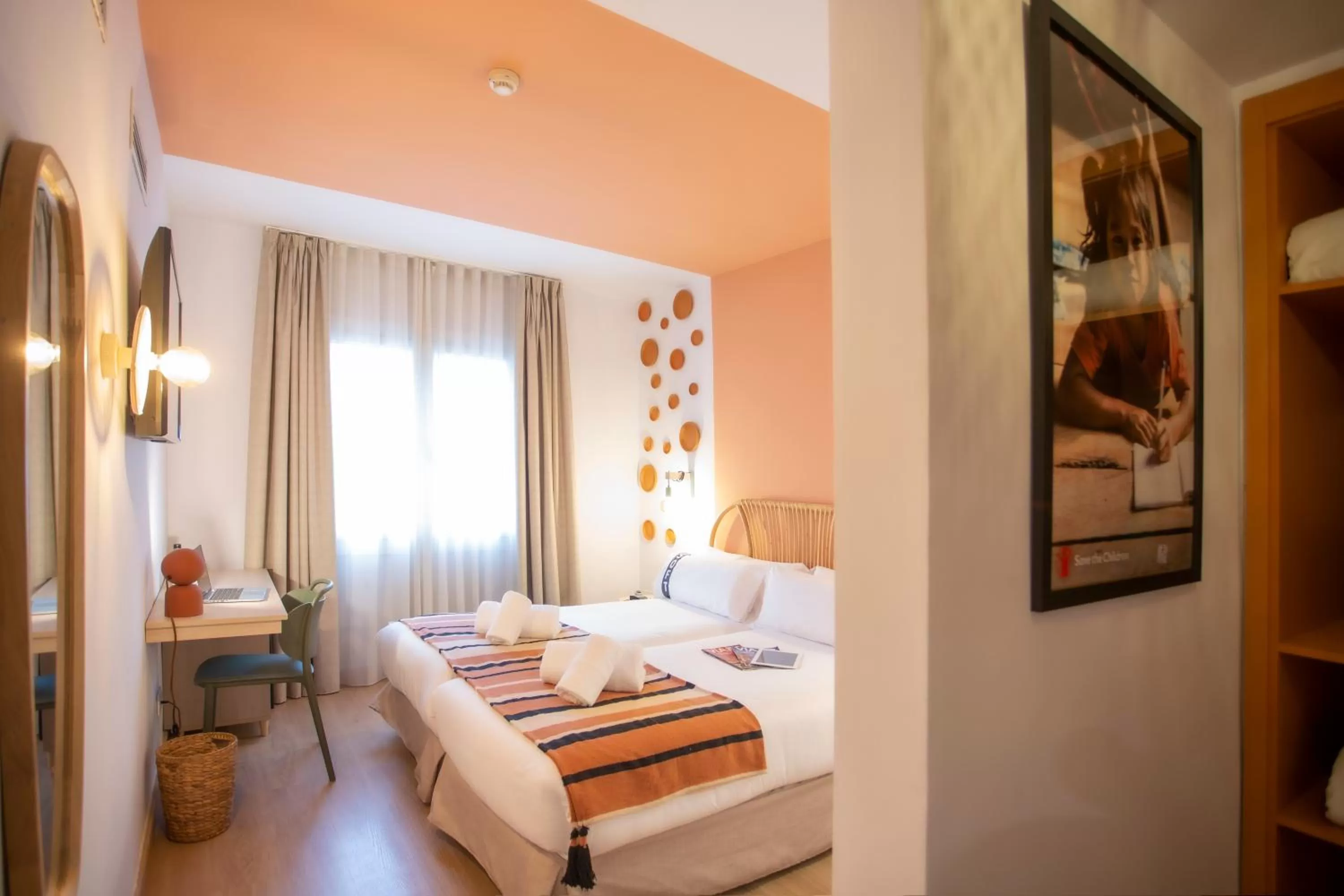 Photo of the whole room, Bed in Casual Colours Barcelona