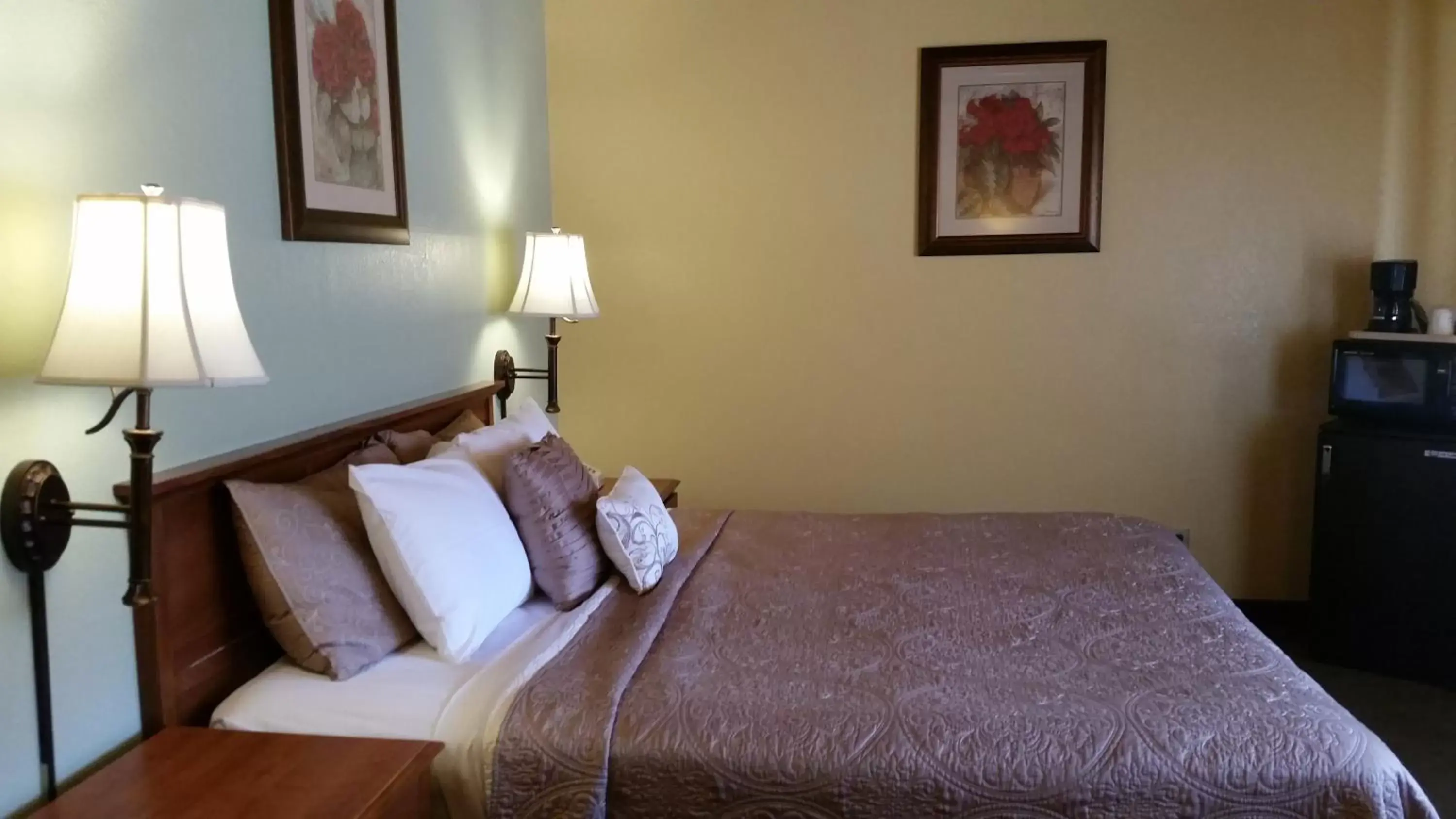 Coffee/tea facilities, Bed in Western Holiday Lodge Coffee/tea facilities, Bed in Western Holiday Lodge