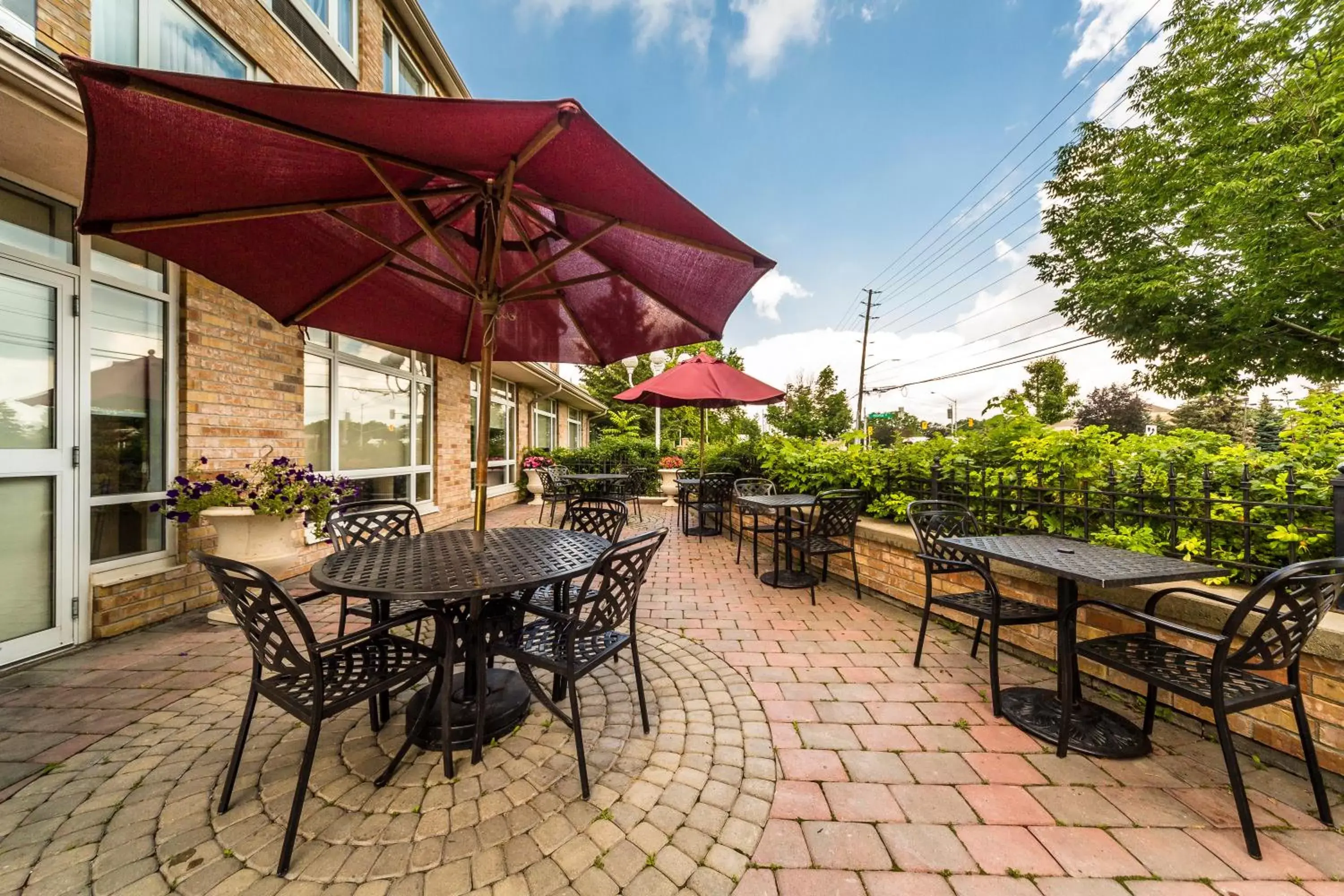 Patio, Restaurant/Places to Eat in Monte Carlo Inn Markham