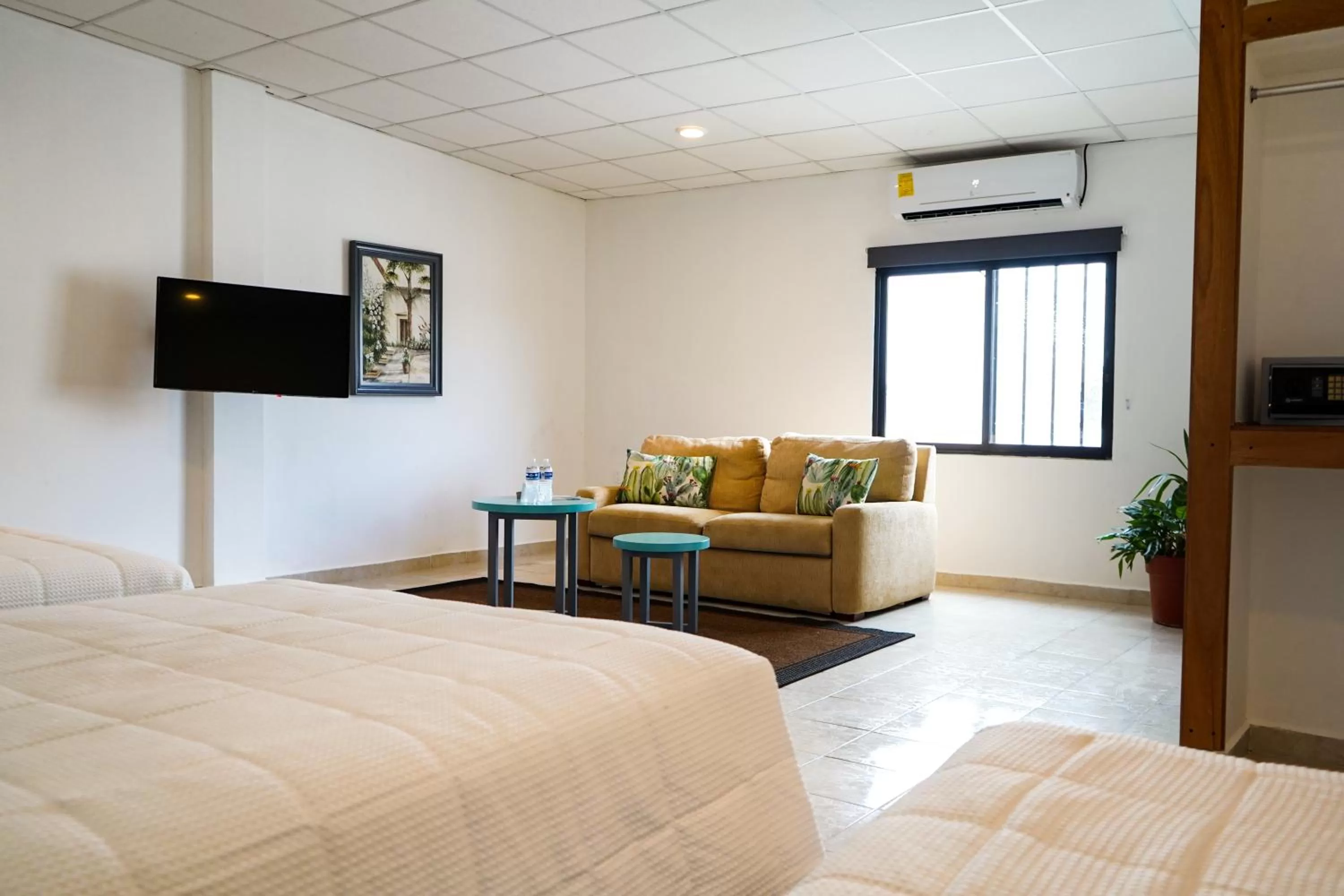 Living room, Bed in Hotel & Suites Arges - Centro Chetumal
