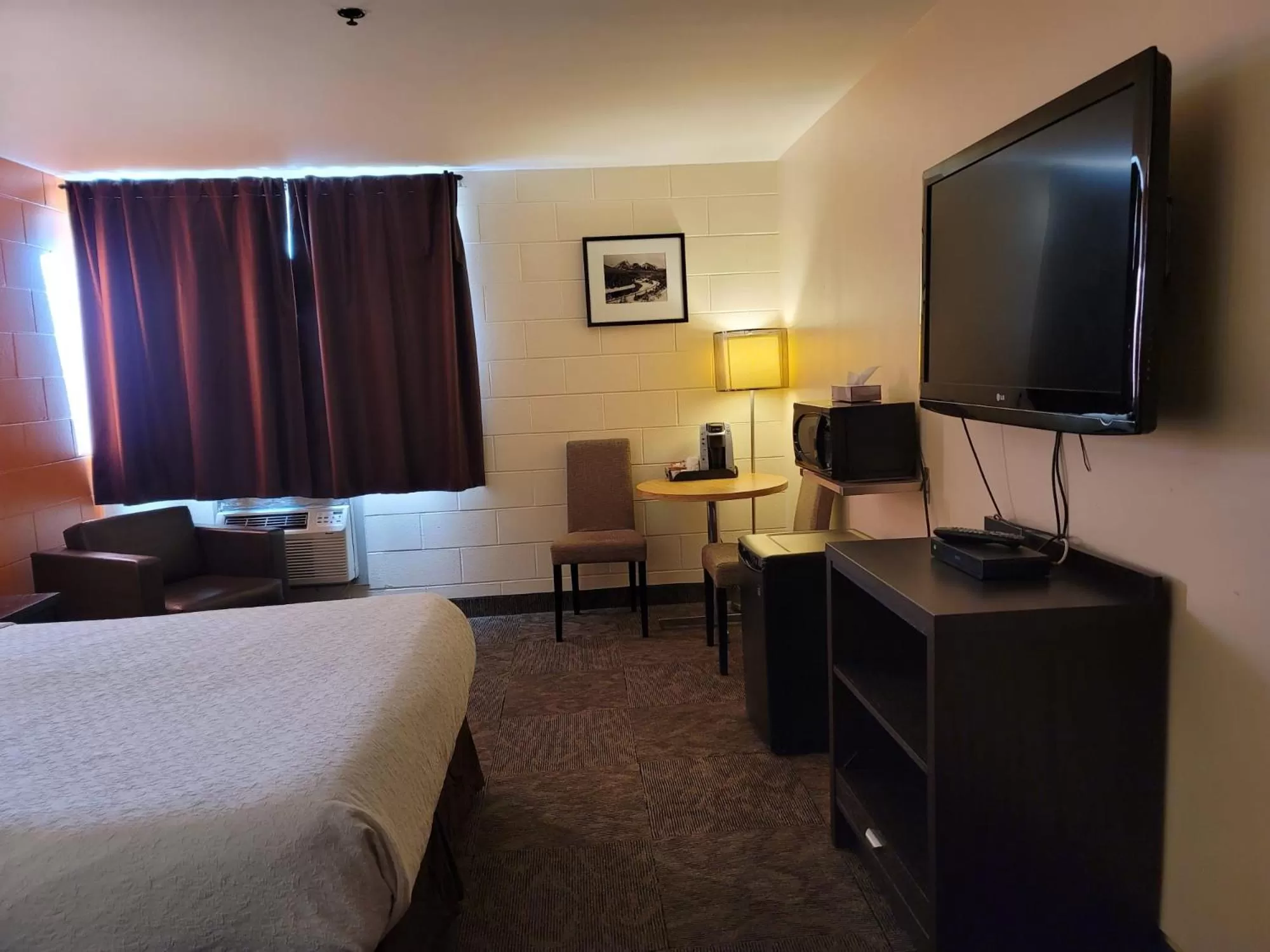 Bed in Roadking Inns Motel