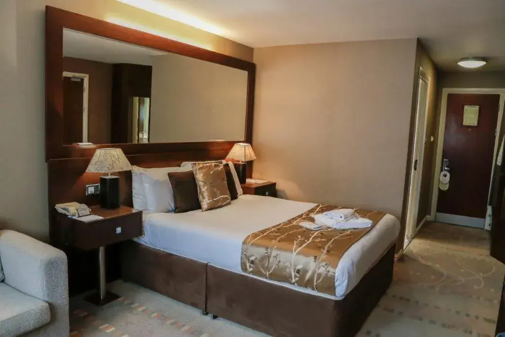 Bedroom, Bed in Alona Hotel