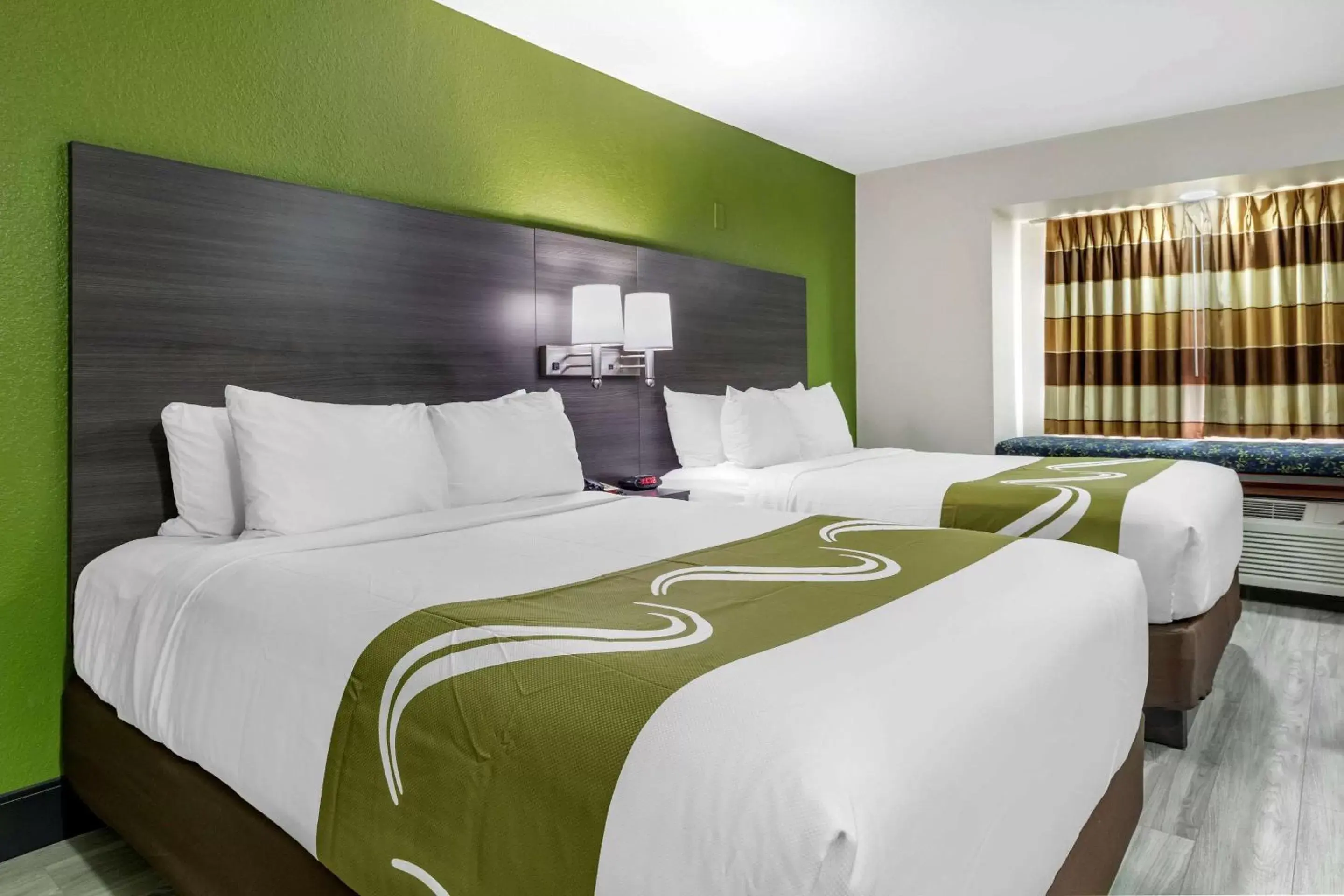 Photo of the whole room, Bed in Quality Inn & Suites Longview I-20