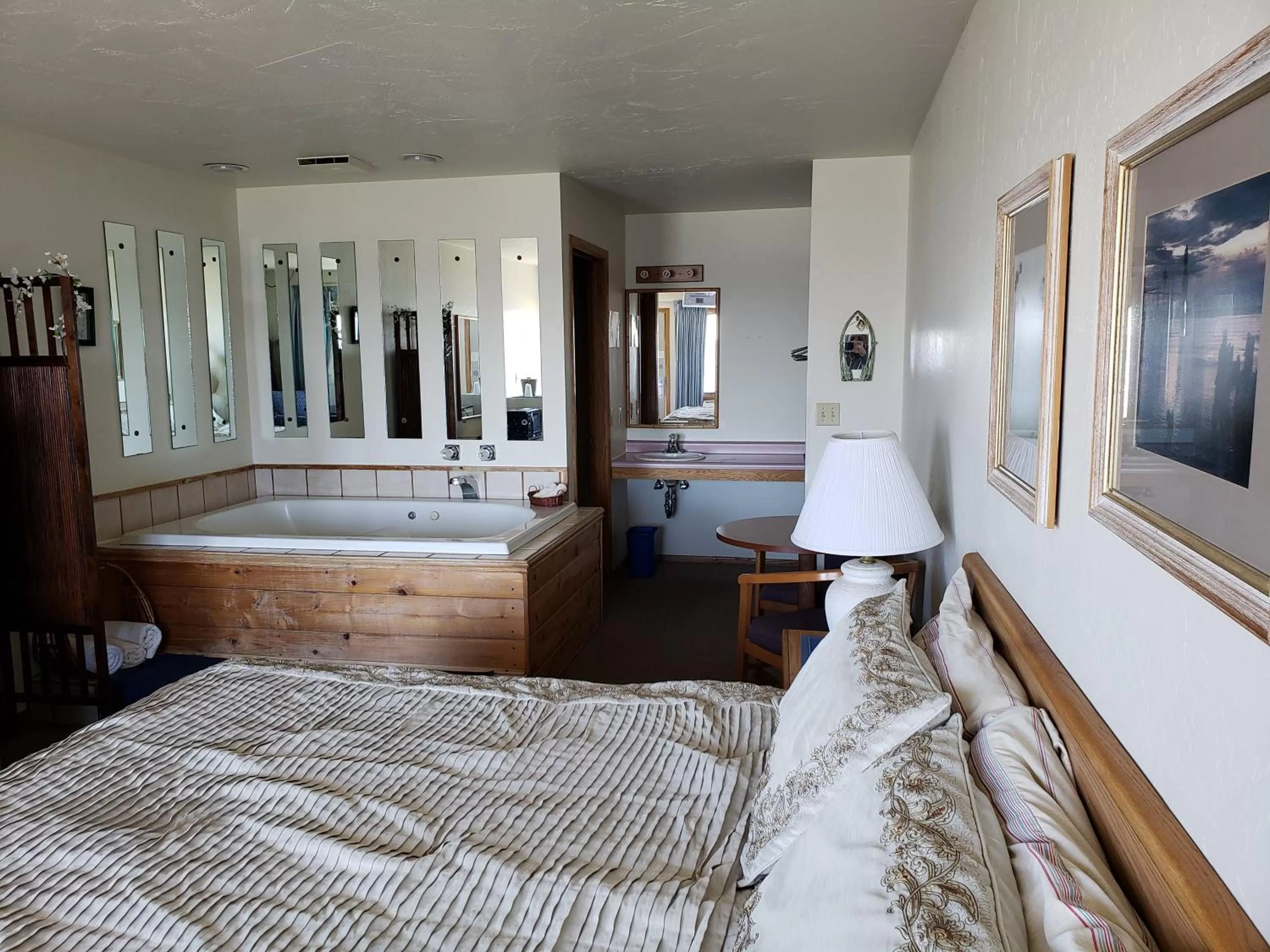 Bed in Algoma Beach Motel