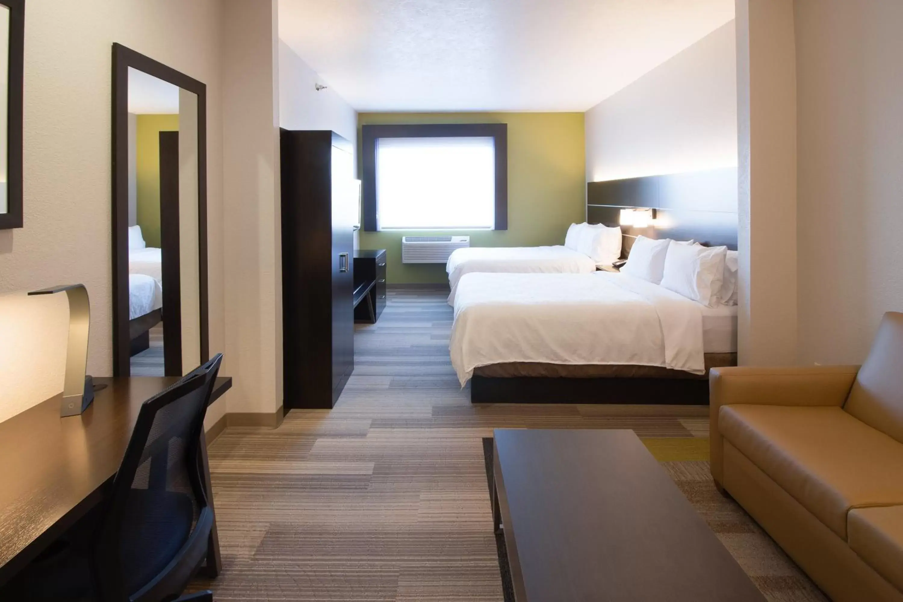 Photo of the whole room, Bed in Holiday Inn Express & Suites - Worthington, an IHG Hotel