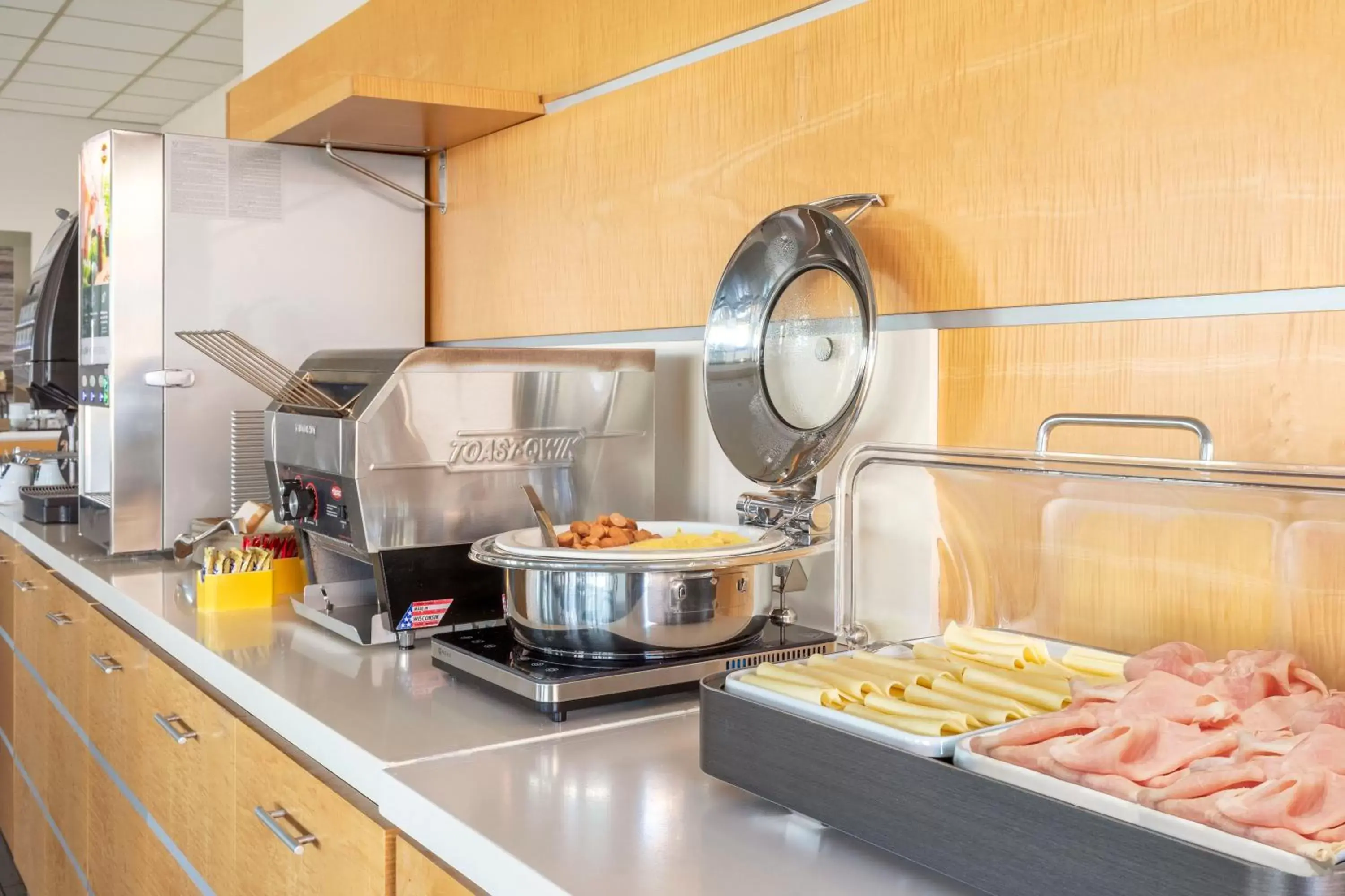 Breakfast, Kitchen/Kitchenette in B&B Hotel Cherasco Langhe