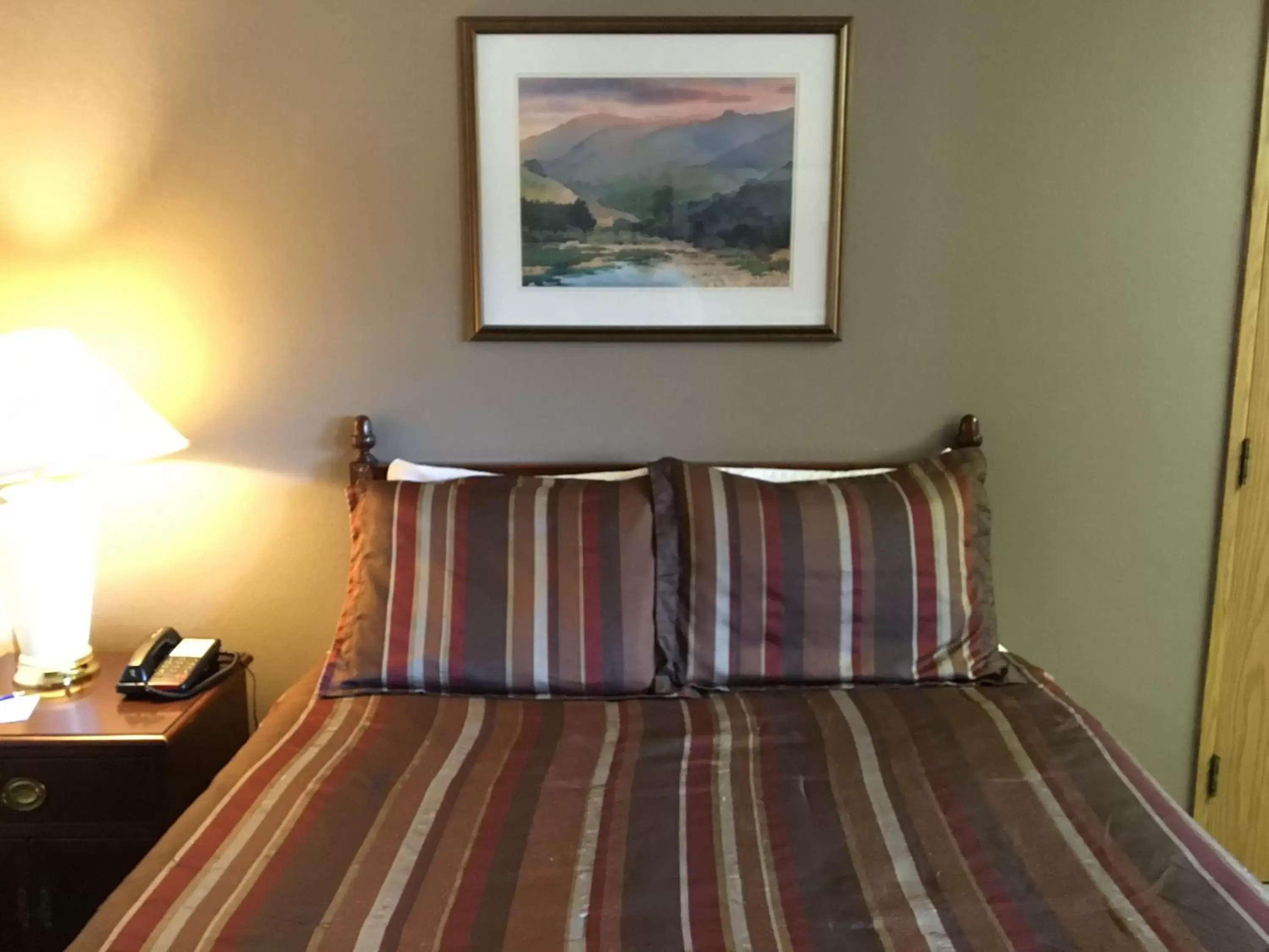 Bed in Timber Lodge Inn