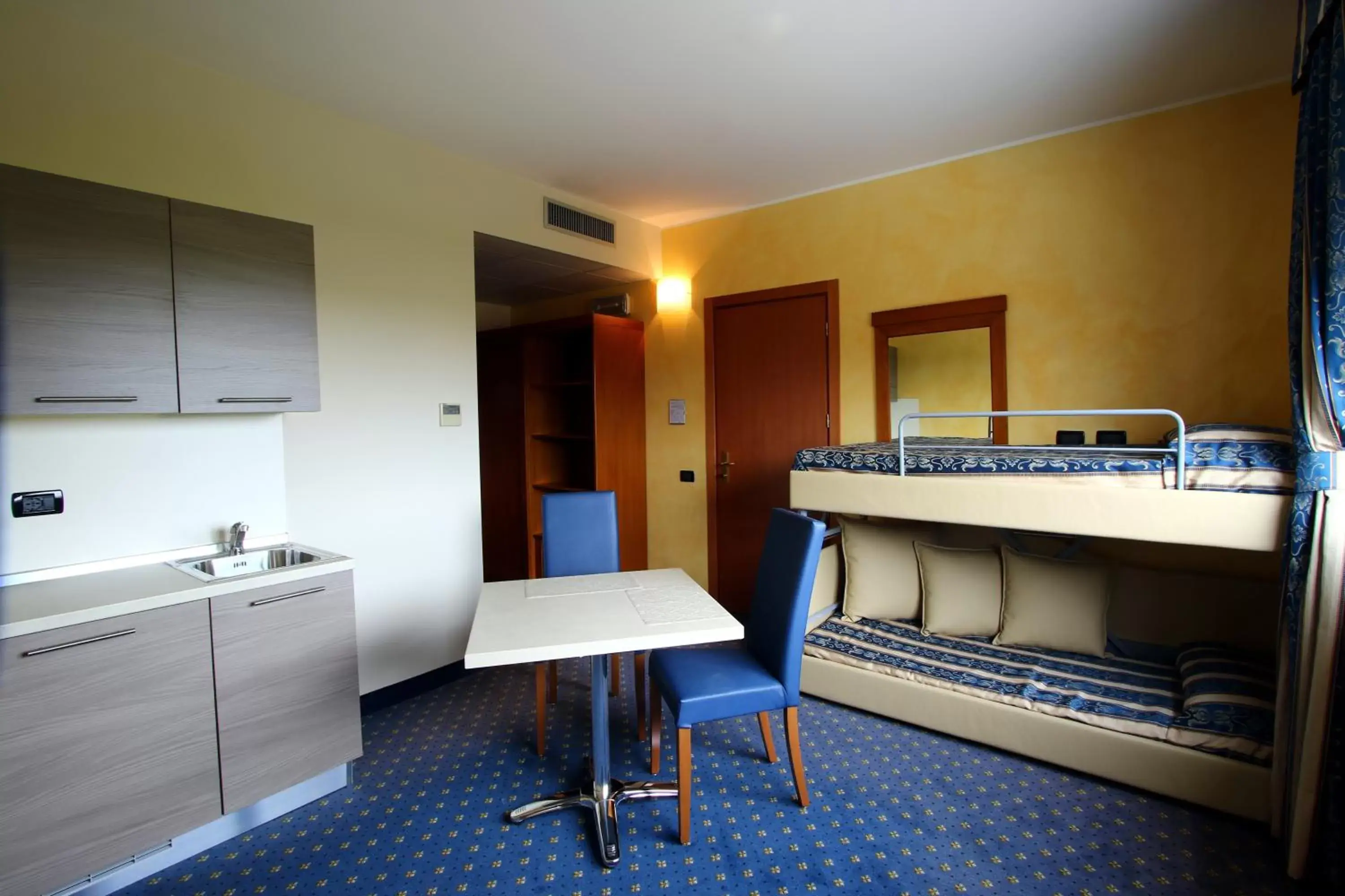 Kitchen or kitchenette, Bathroom in Hotel Riz B.B