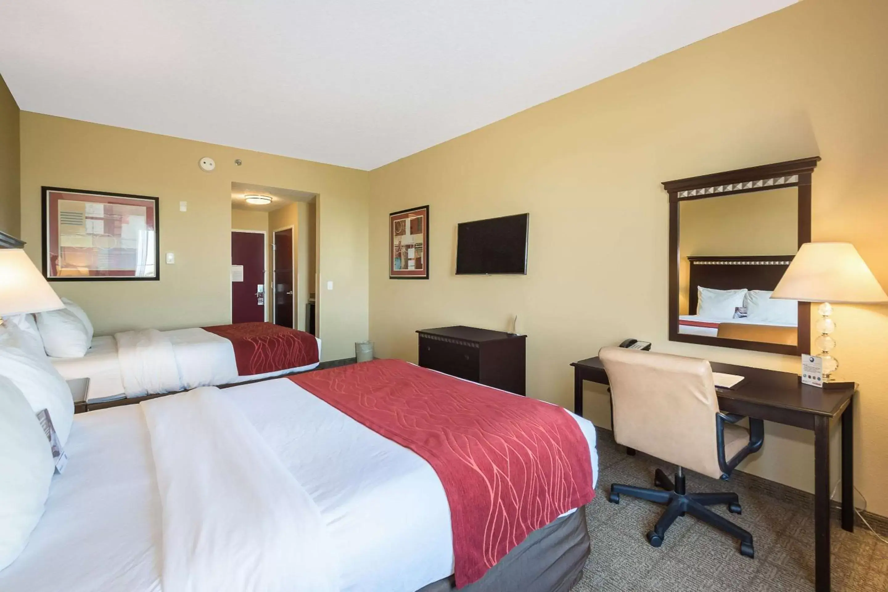 Photo of the whole room in Comfort Inn & Suites Maingate South