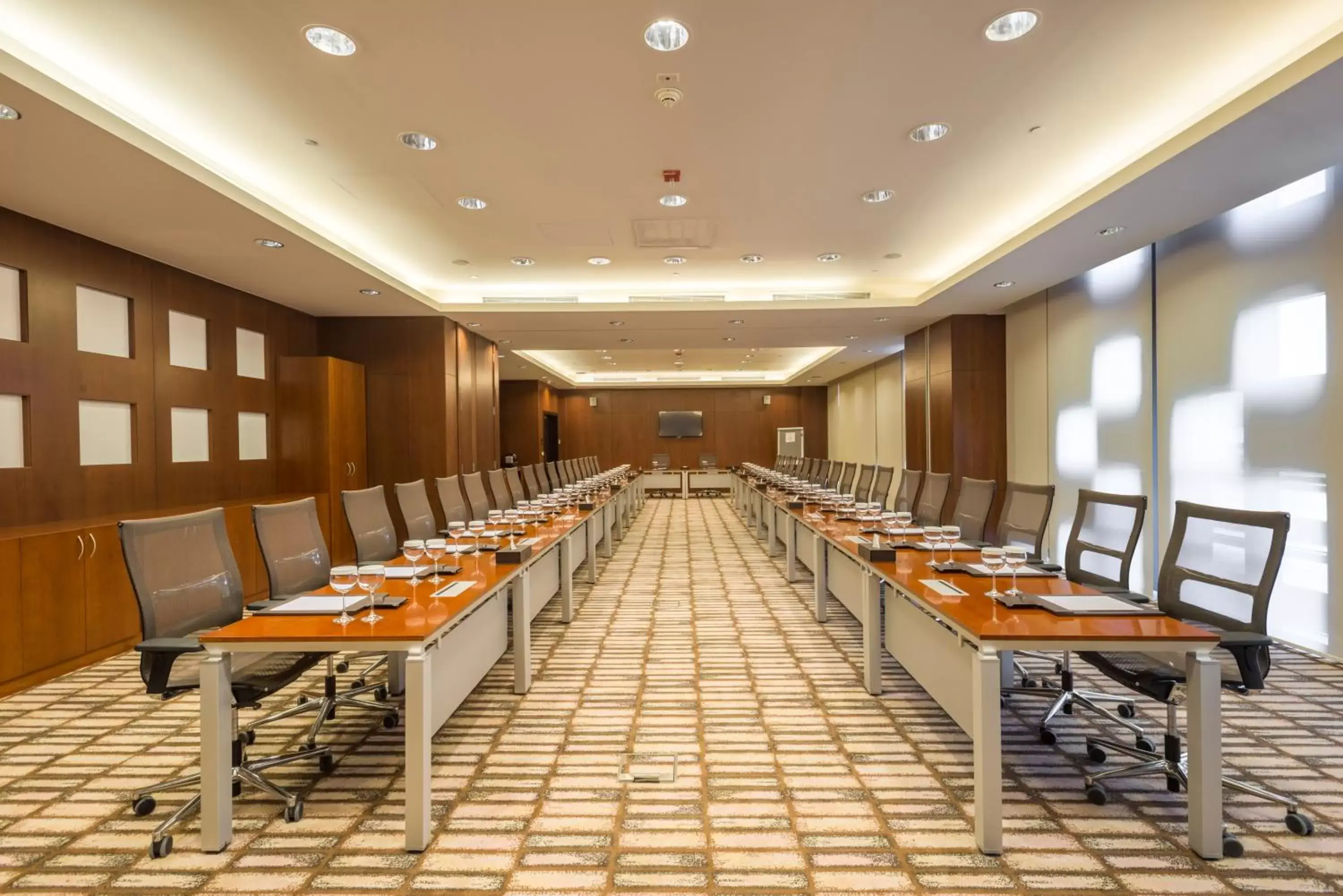 Meeting/conference room, Restaurant/Places to Eat in Crowne Plaza Riyadh - RDC Hotel & Convention, an IHG Hotel