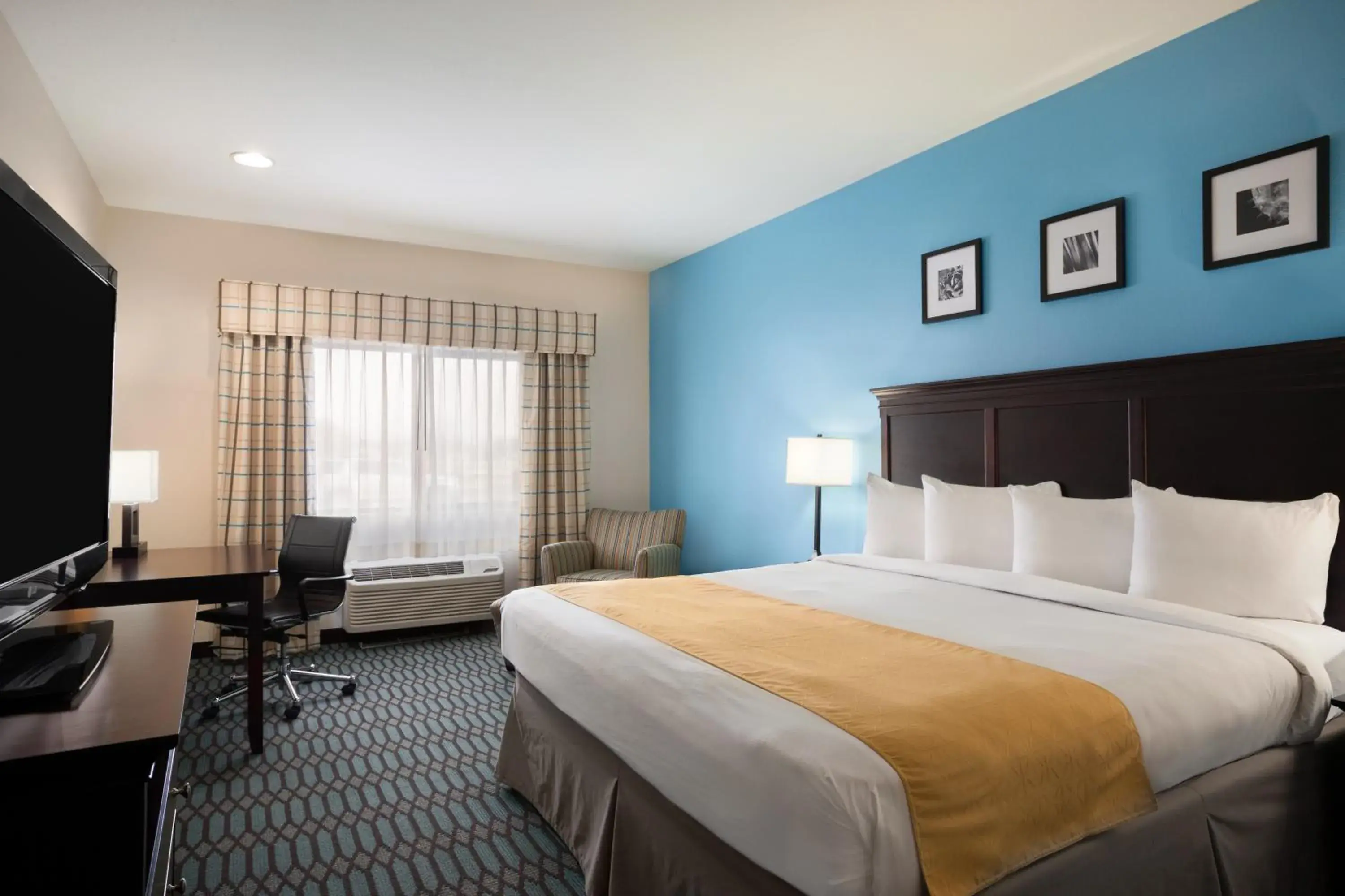 Day, Bed in Country Inn & Suites by Radisson, Lubbock, TX