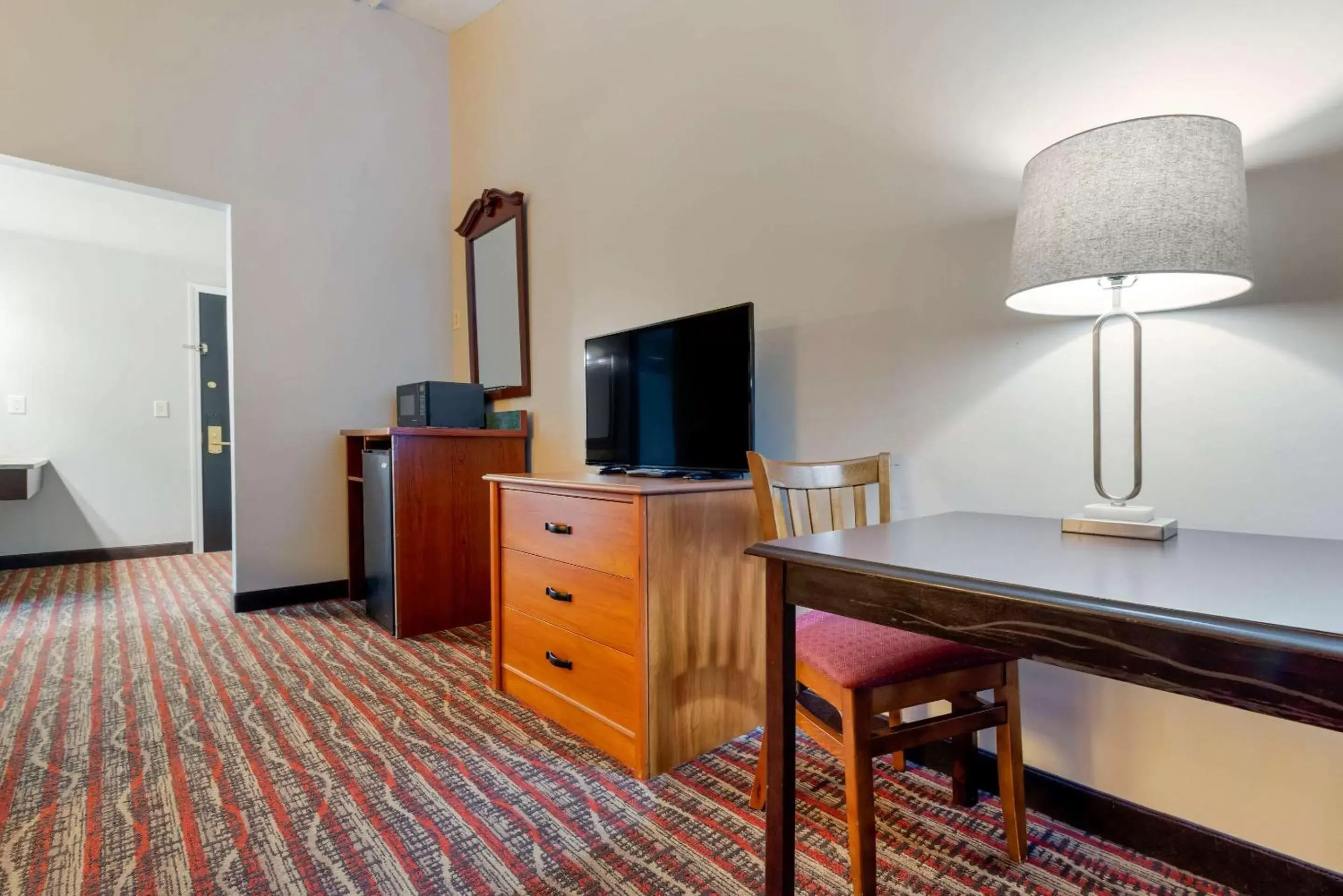 Photo of the whole room, TV/Entertainment Center in Econo Lodge Lakeview