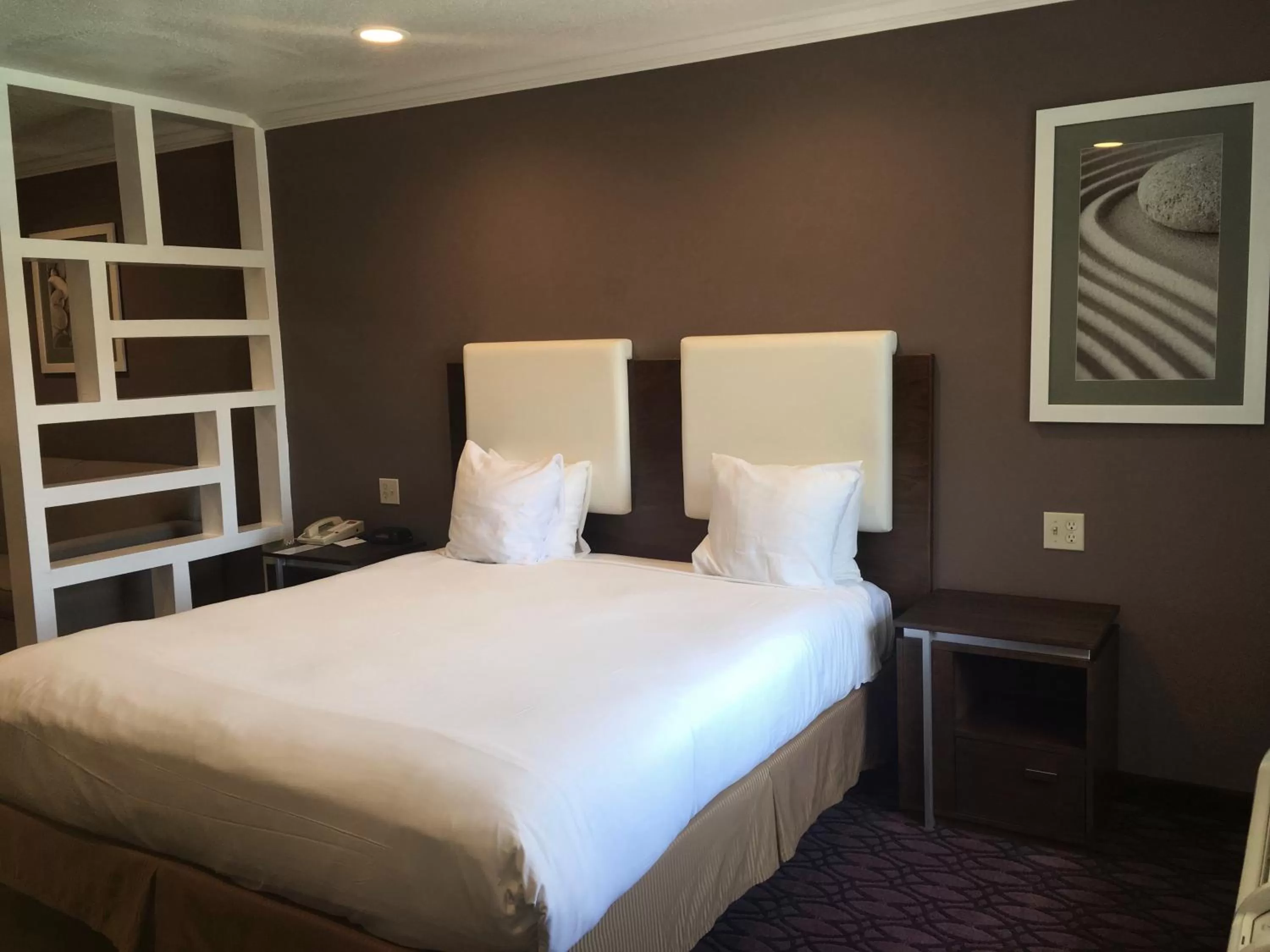 Bed in Hotel Pacific, Manhattan Beach