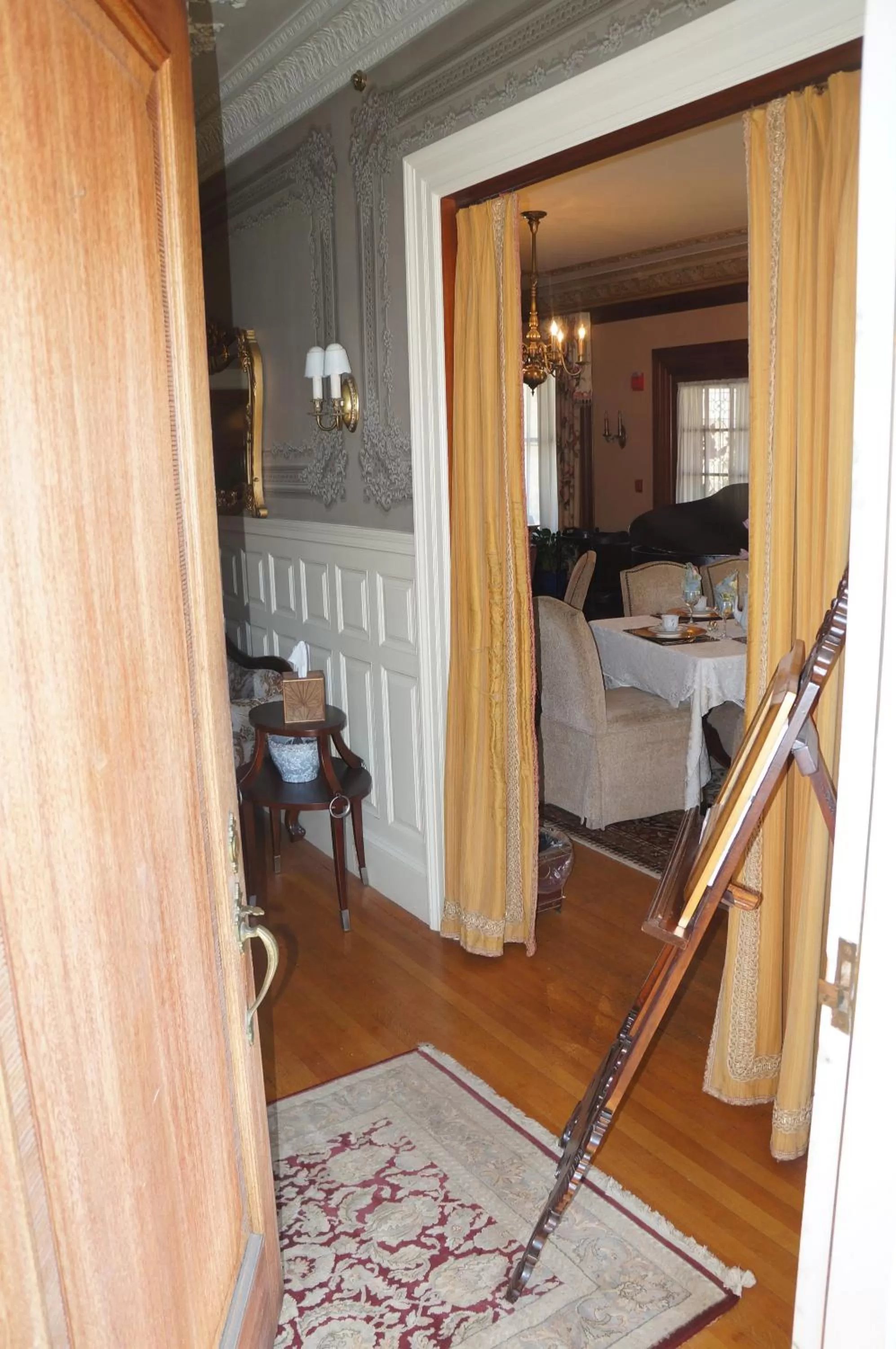 Decorative detail in Silver Fountain Inn