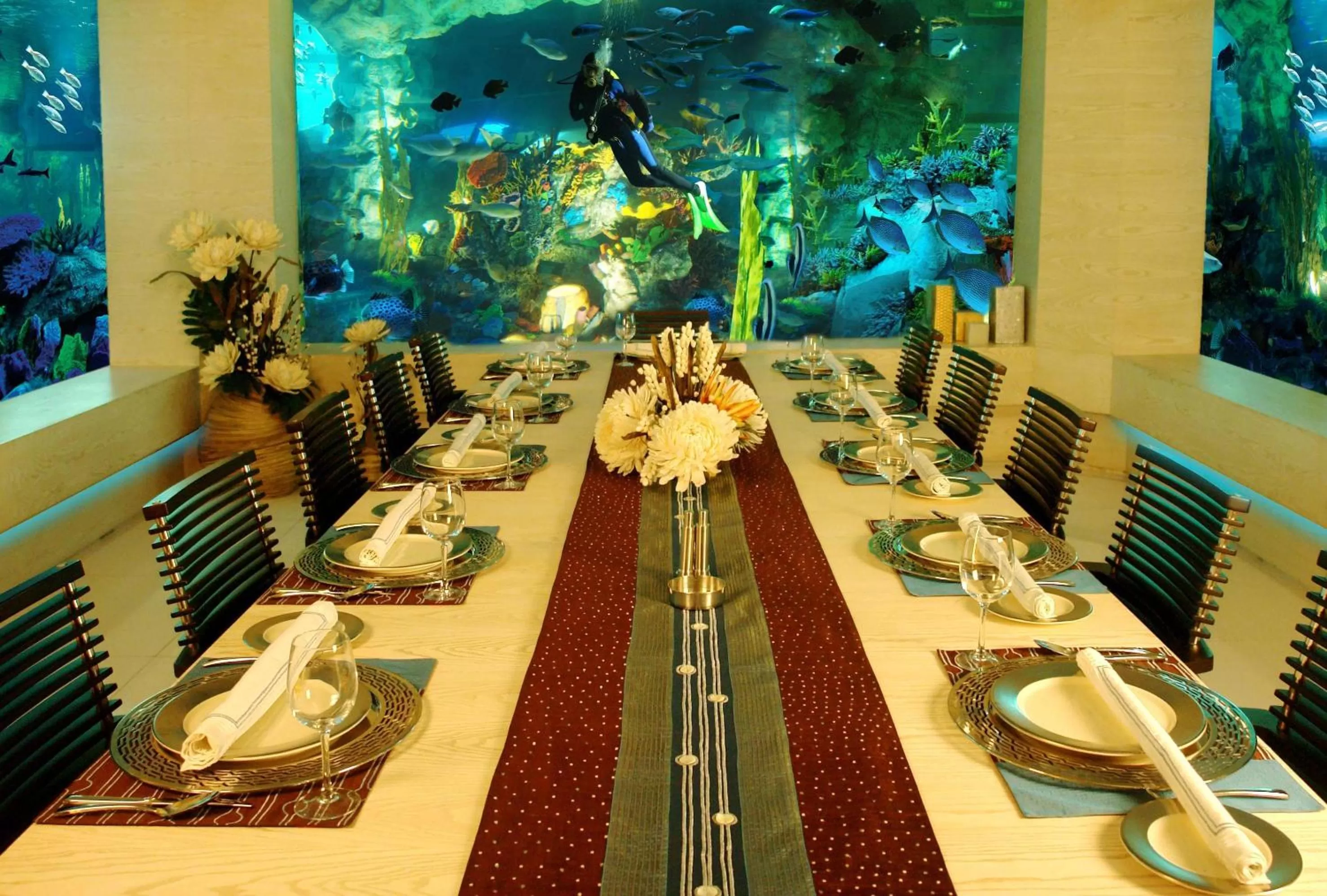 Restaurant/places to eat in Hotel Sahara Star