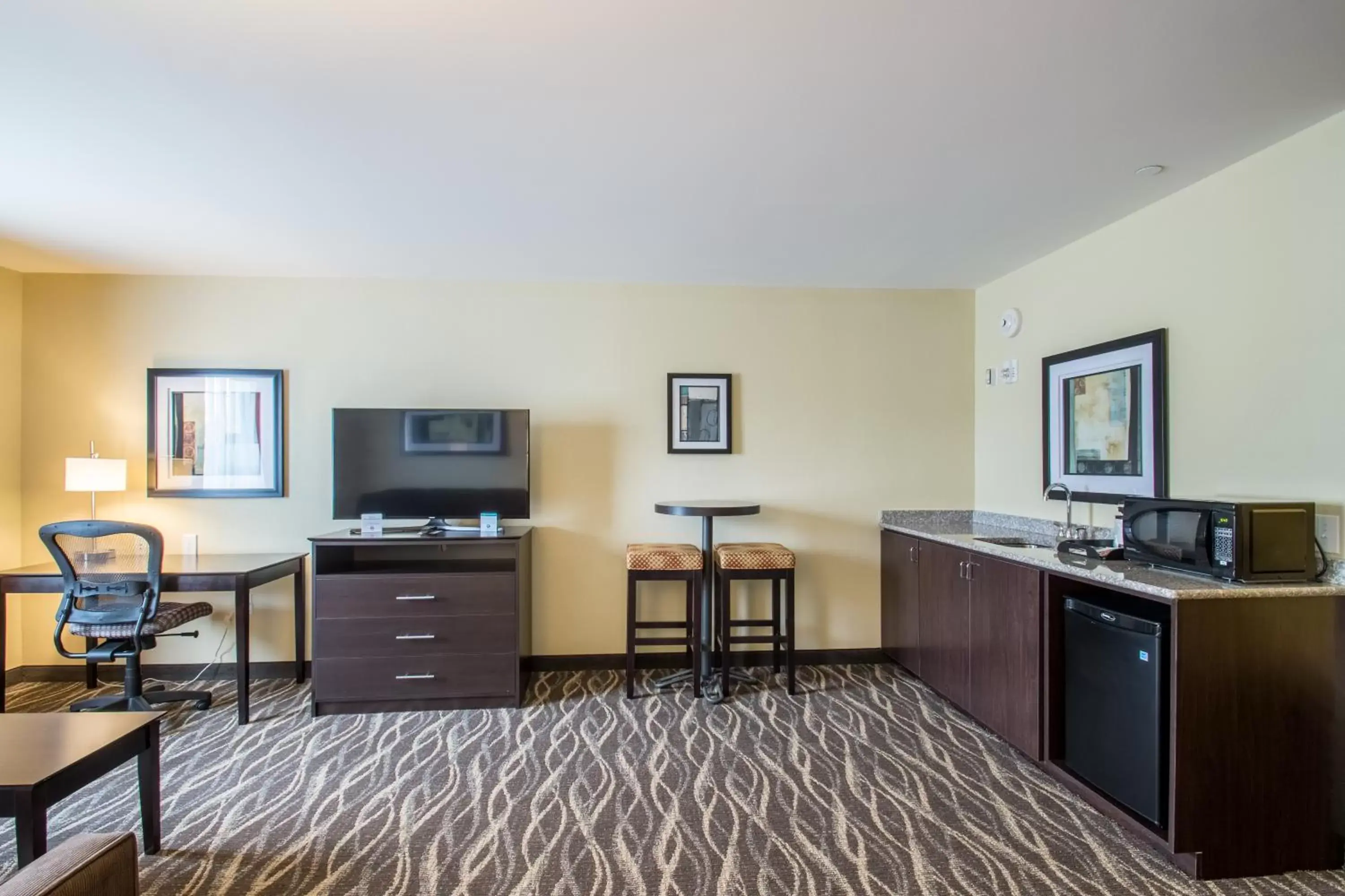 TV and multimedia, TV/Entertainment Center in Cobblestone Inn & Suites - St Marys