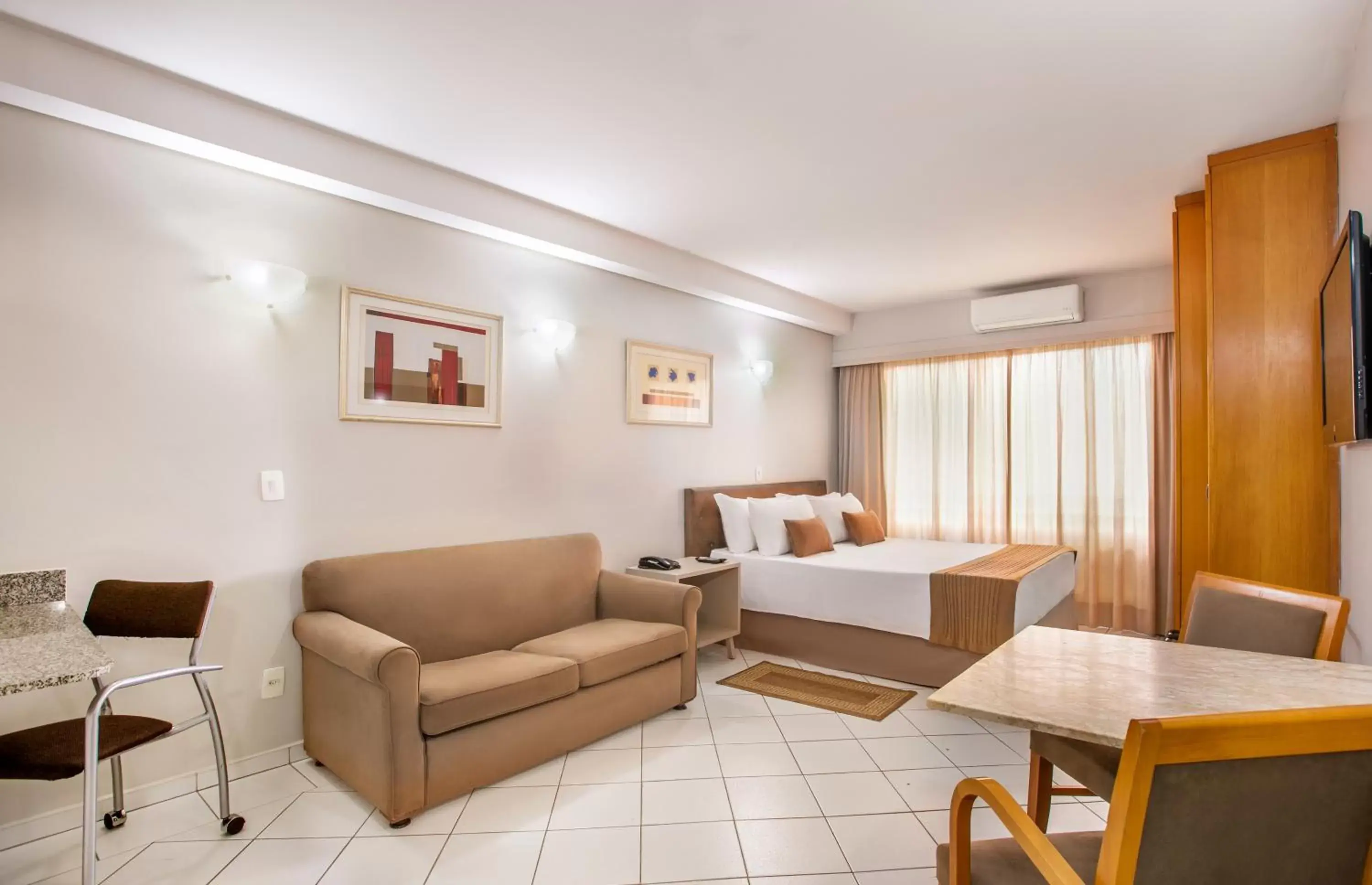 Bedroom, Seating Area in Plaza Inn American Loft