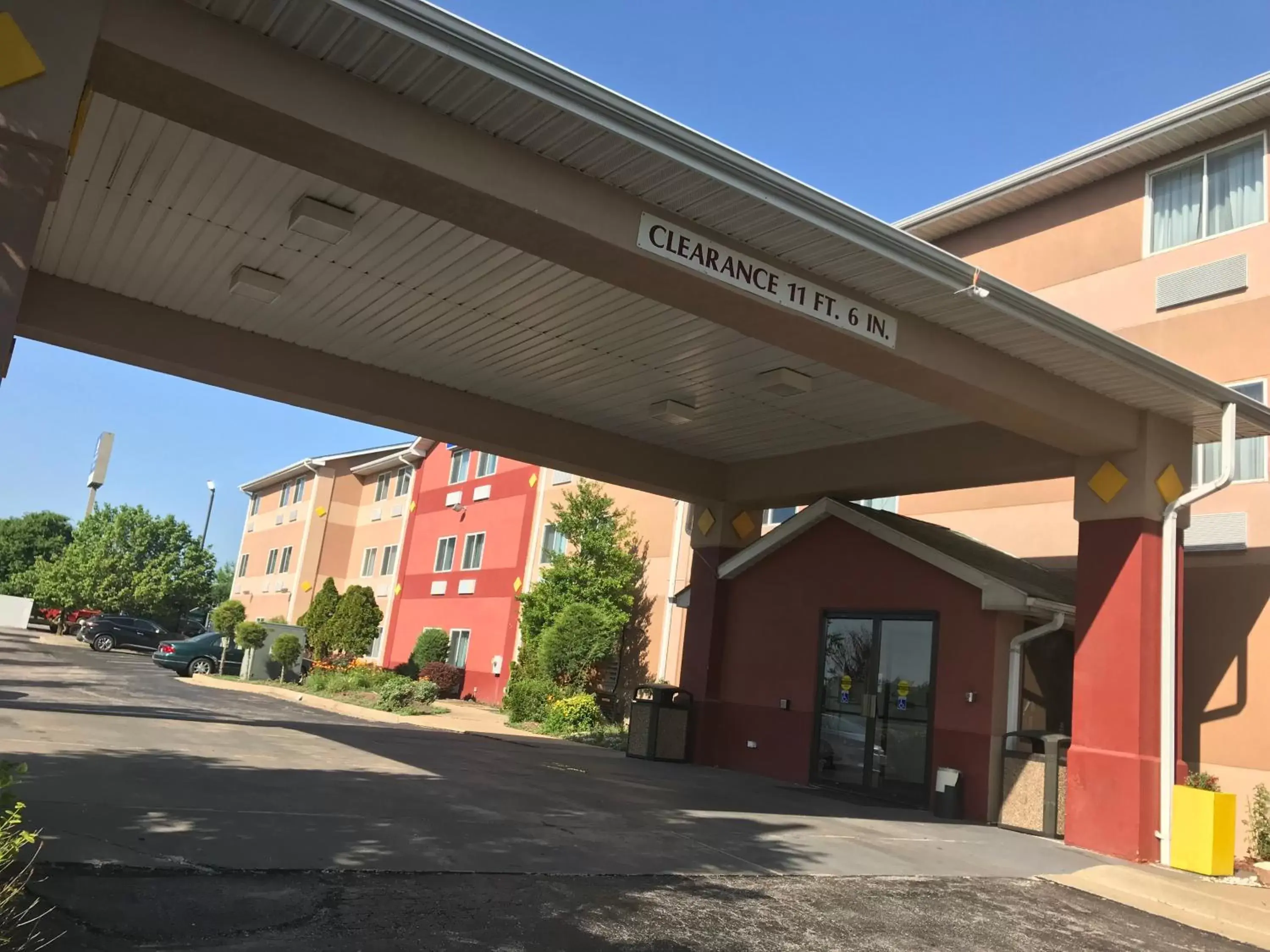 Facade/entrance in Americas Best Value Inn and Suites Saint Charles