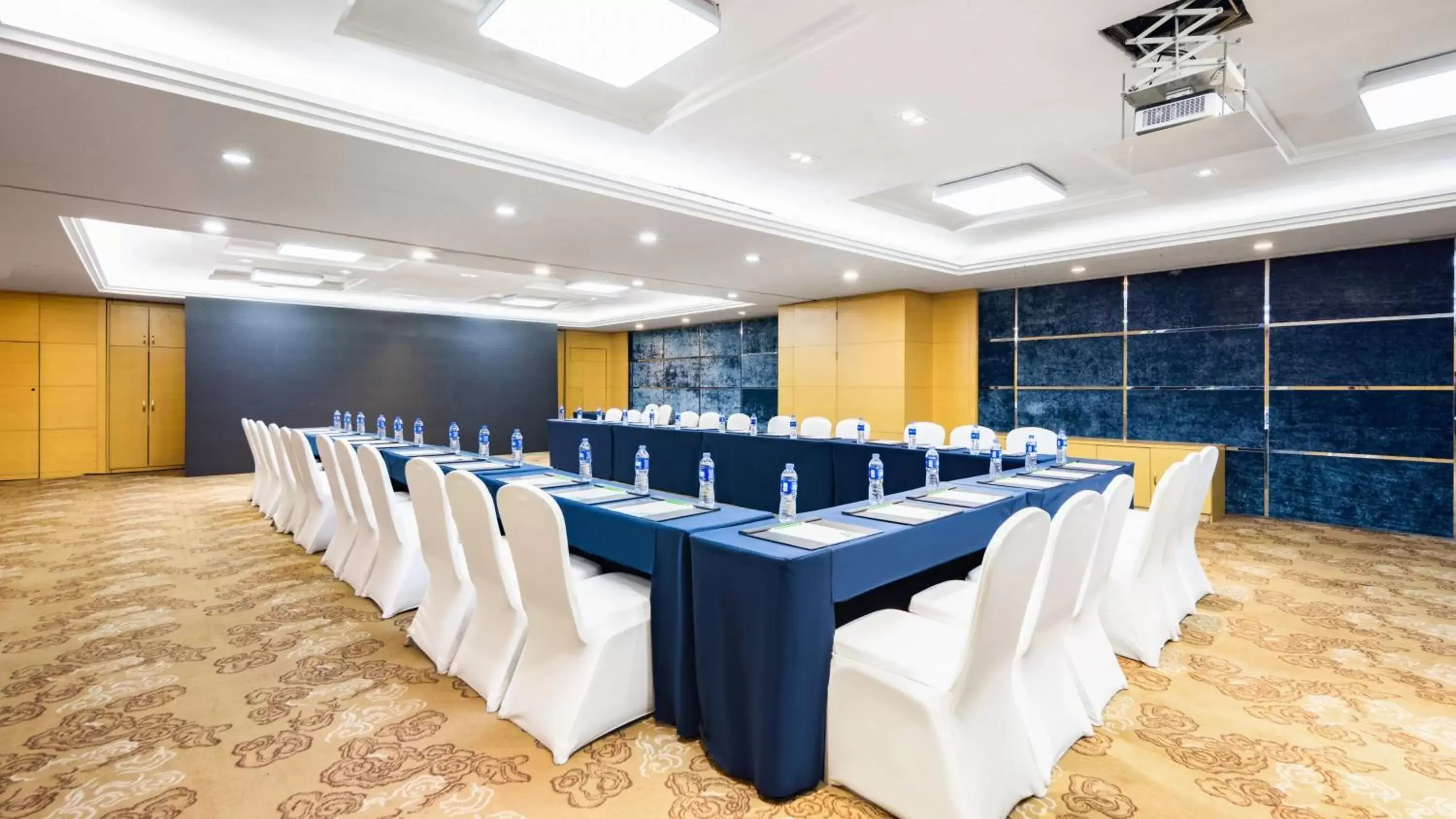 Meeting/conference room in Holiday Inn Shijiazhuang Central, an IHG Hotel