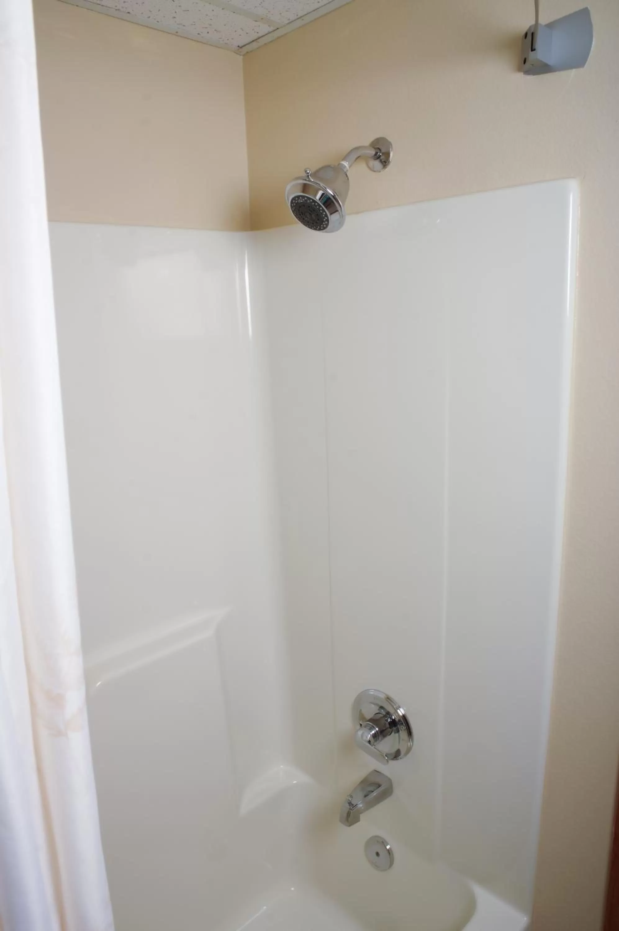 DUTCH INN AND SUITES