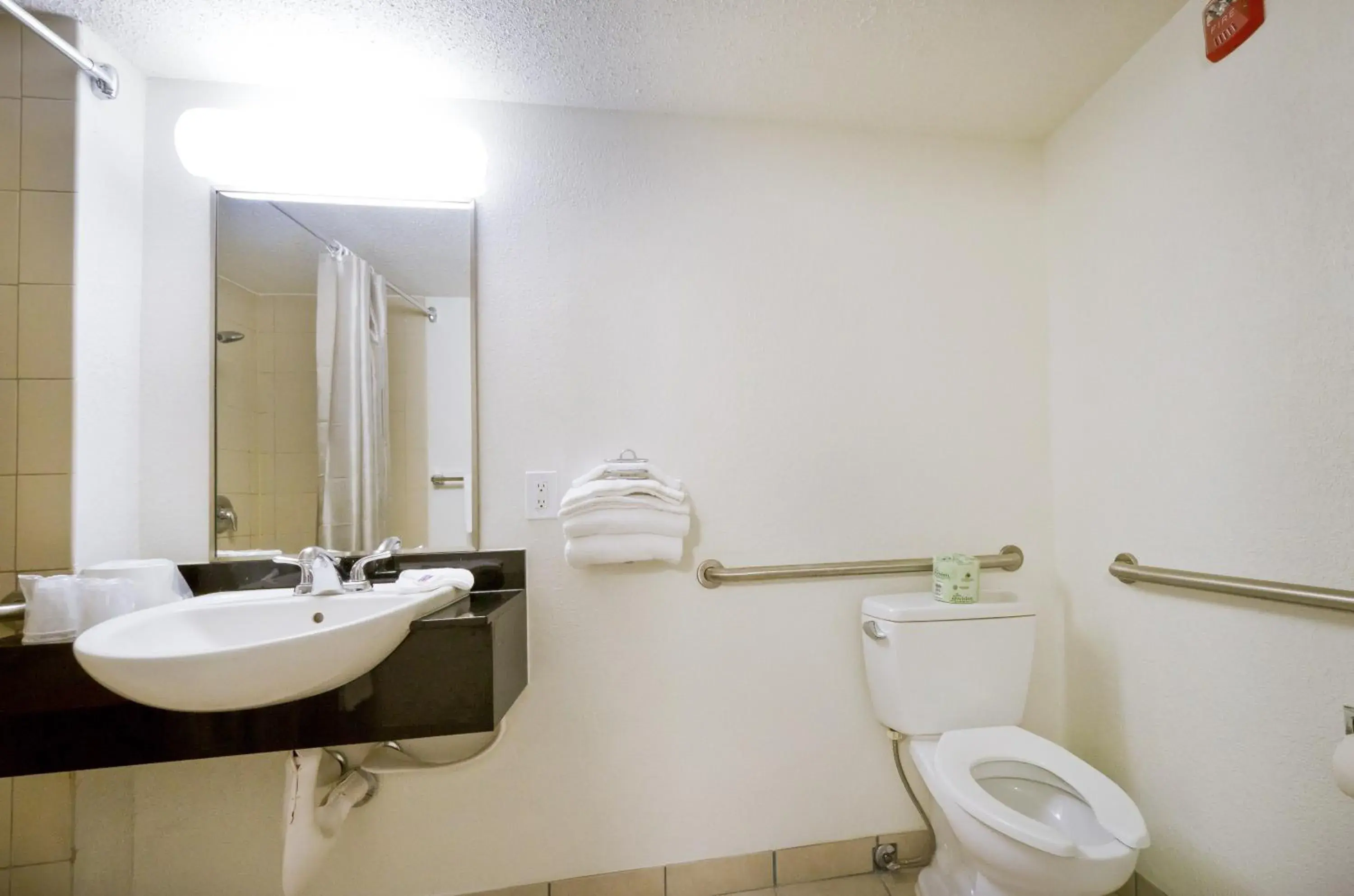 Bathroom in Motel 6-Springfield, DC - Washington Southwest