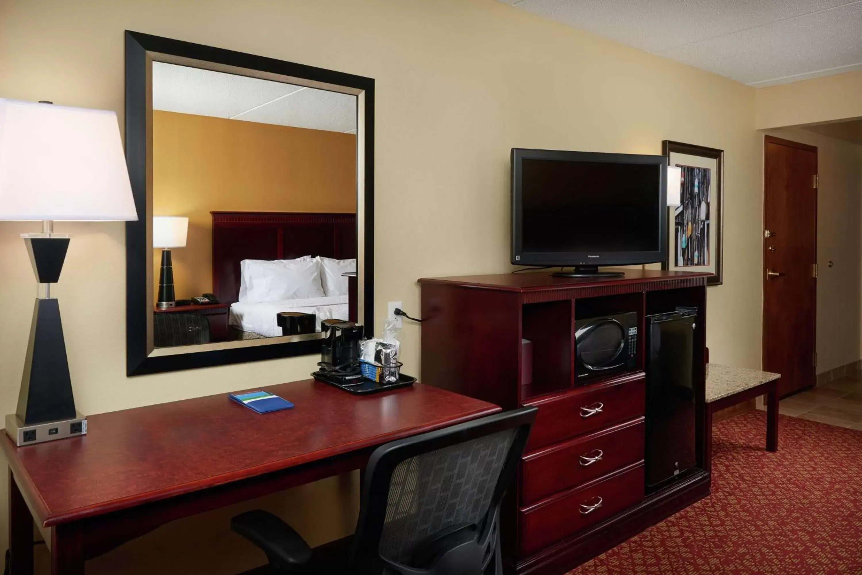 Bedroom, TV/Entertainment Center in Hampton Inn Newport News-Yorktown