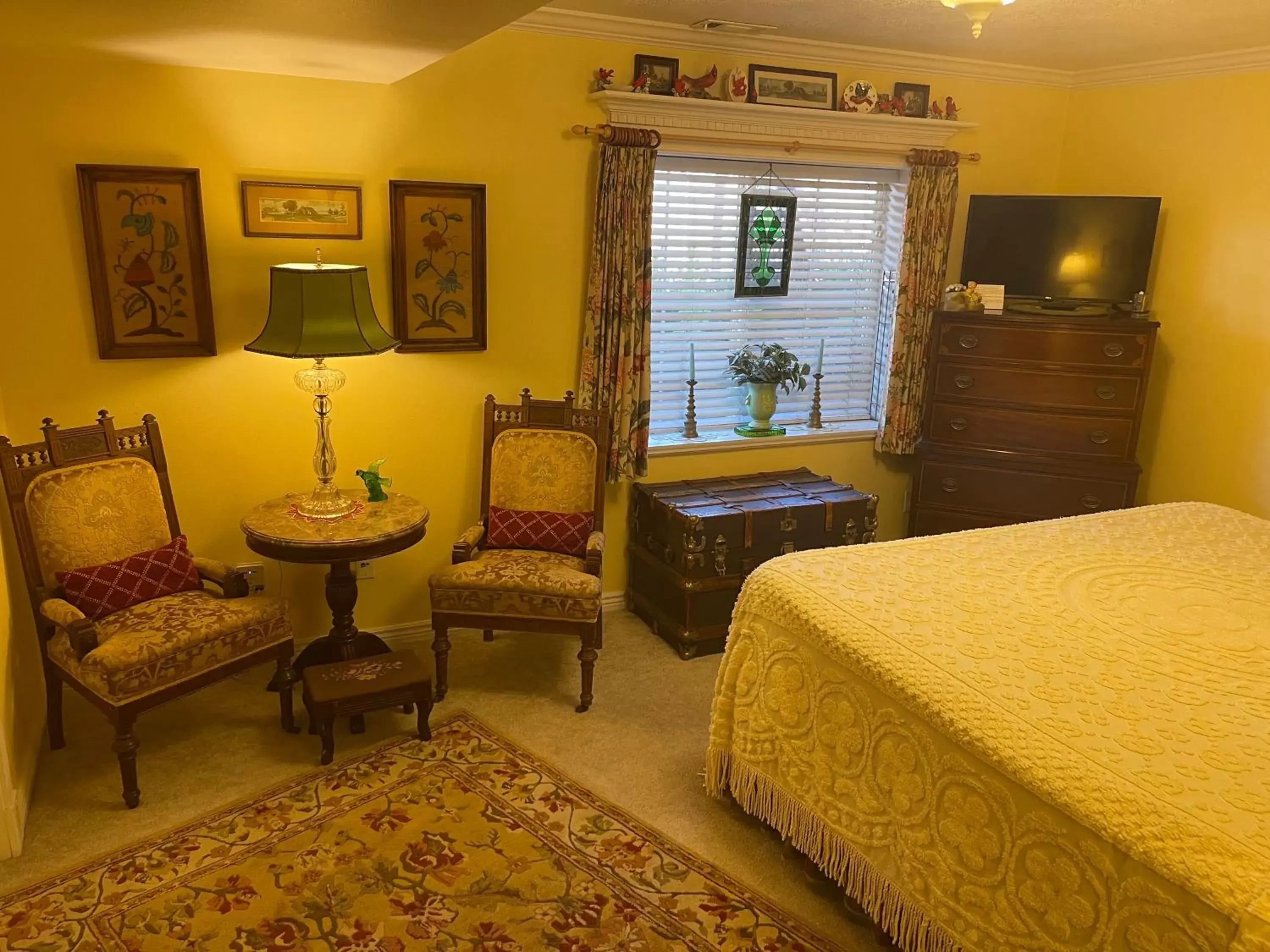 Bedroom, Seating Area in Big Yellow Inn