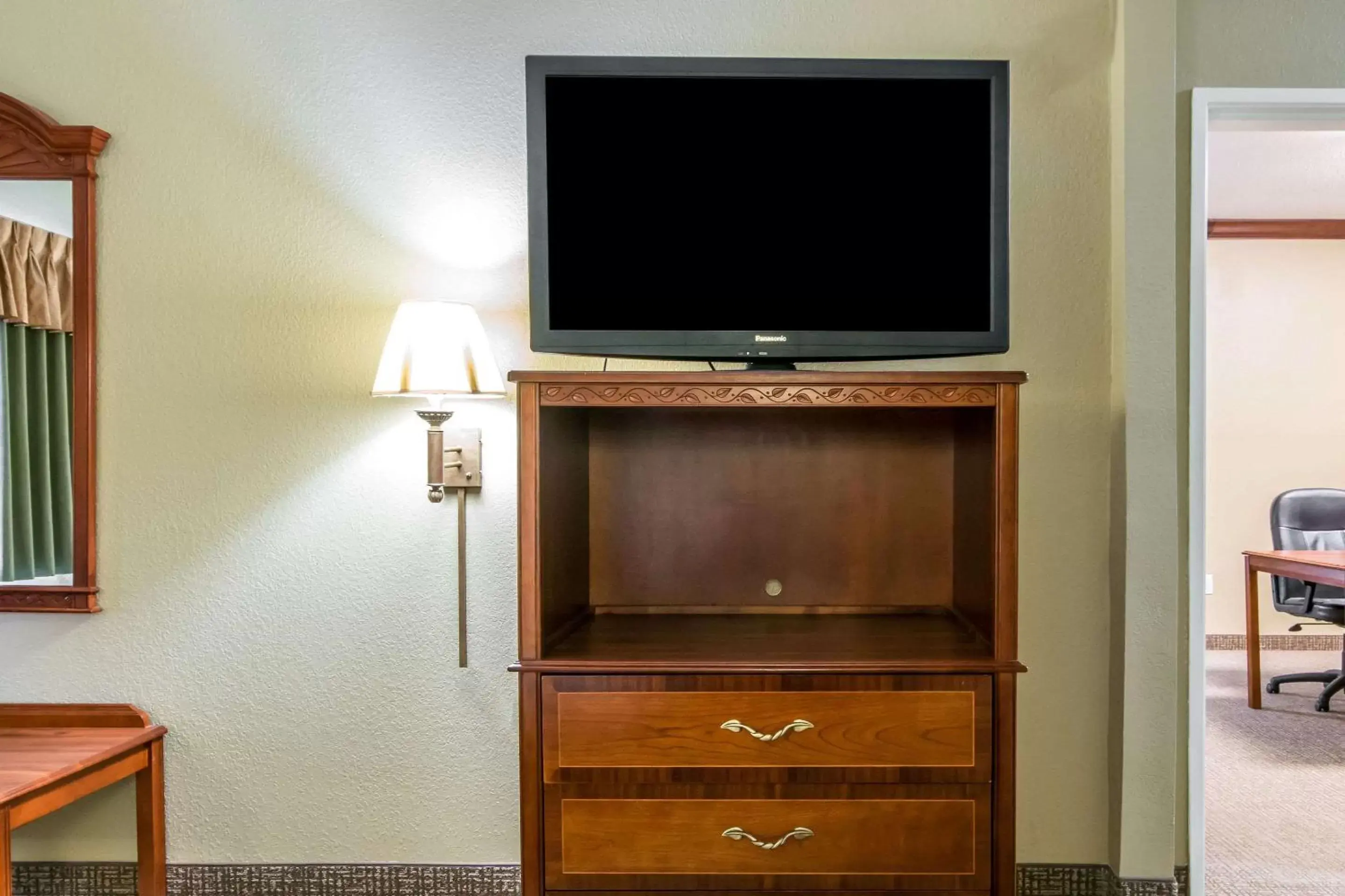 Photo of the whole room, TV/Entertainment Center in Comfort Suites Owensboro