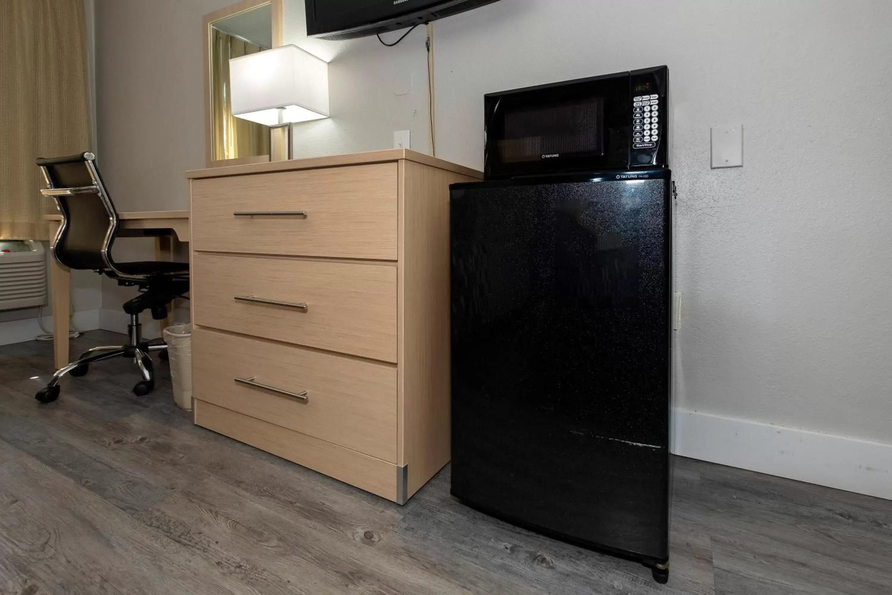 Photo of the whole room, Kitchen/Kitchenette in Red Roof Inn Raleigh North-Crabtree Mall-PNC Arena