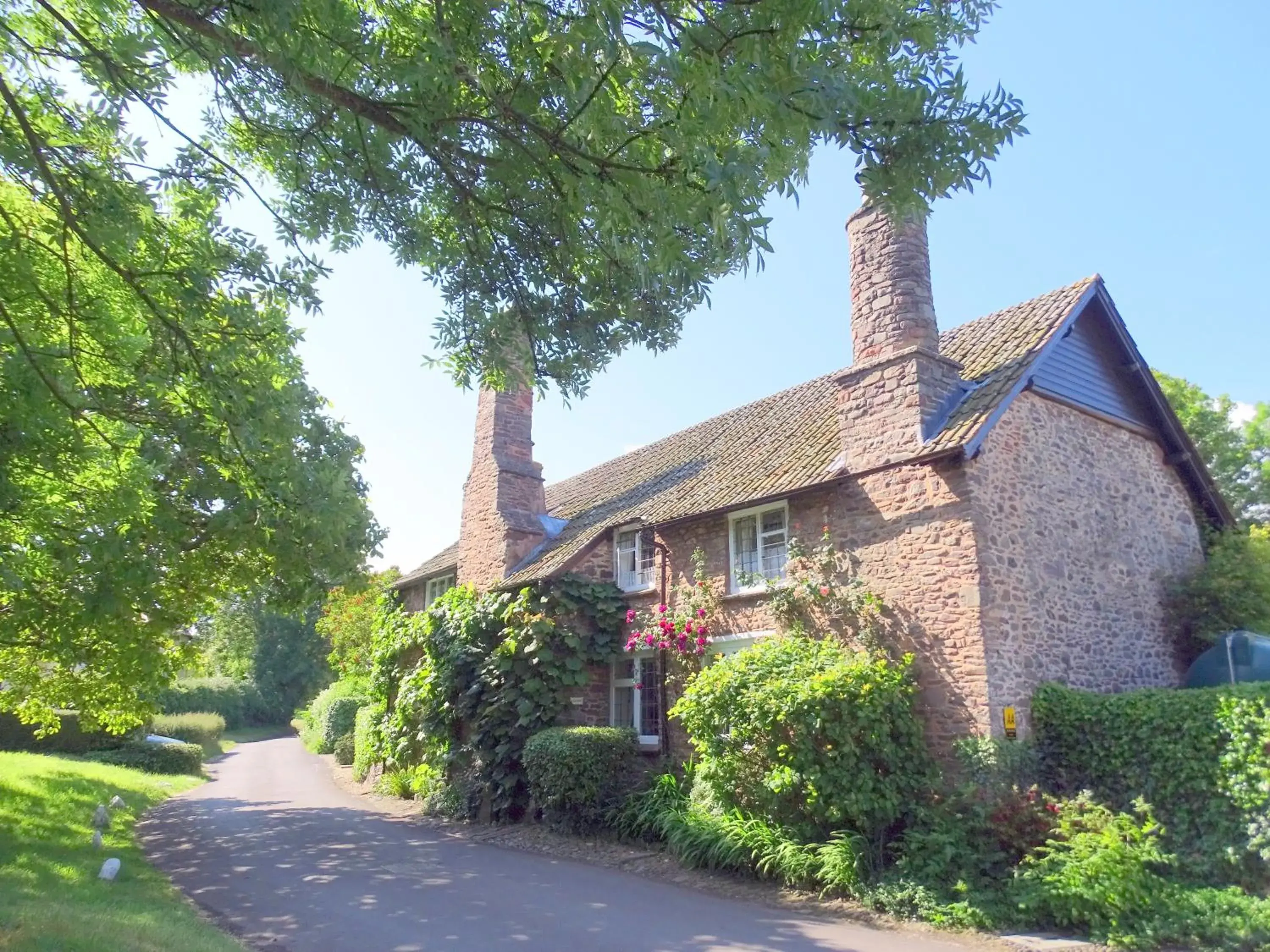 Facade/entrance, Property Building in Tudor Cottage