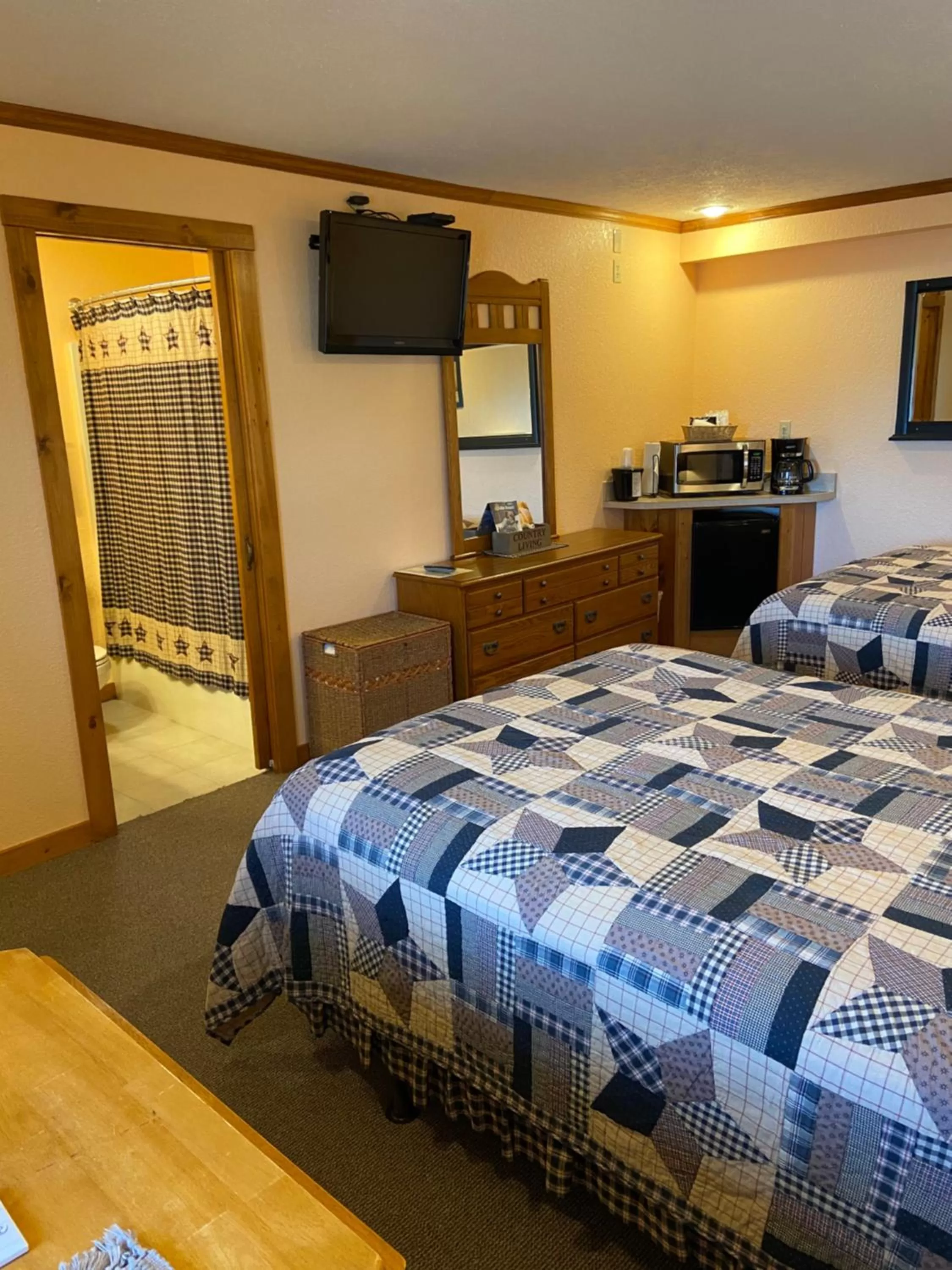 Photo of the whole room, Bed in The Garrett Inn