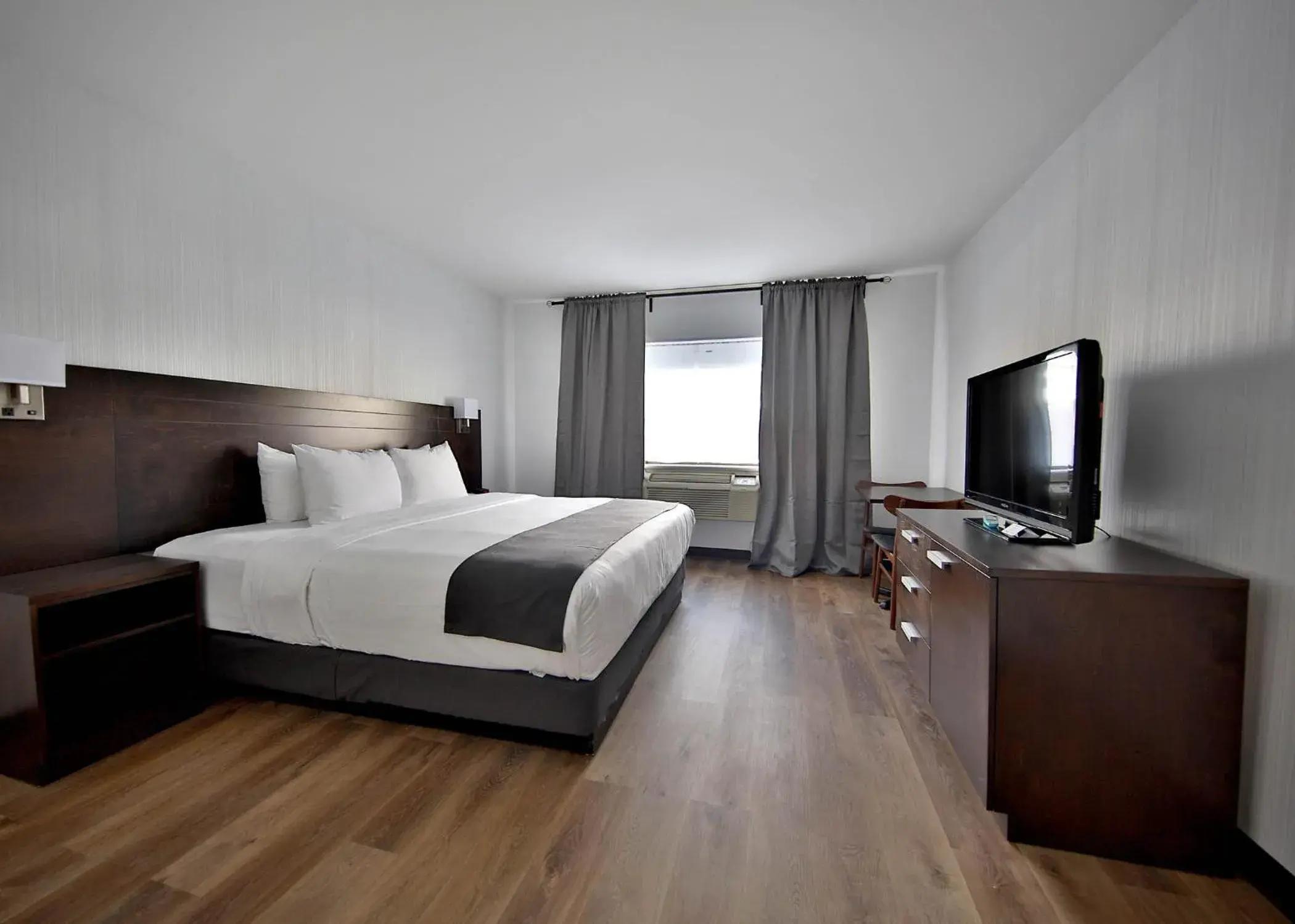 TV and multimedia, TV/Entertainment Center in Hotel Newstar Montreal