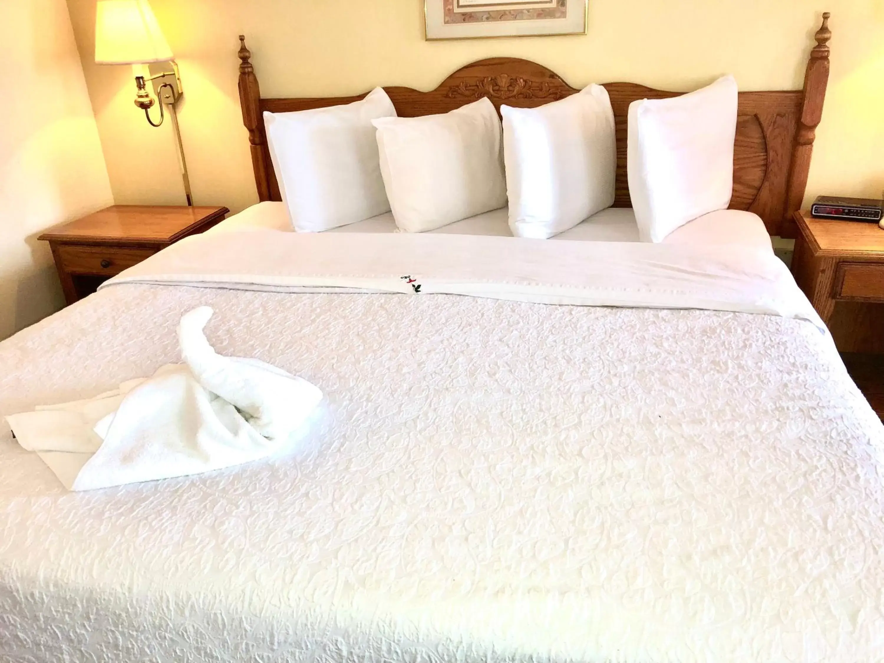 Bed in Honeysuckle Inn & Conference Center