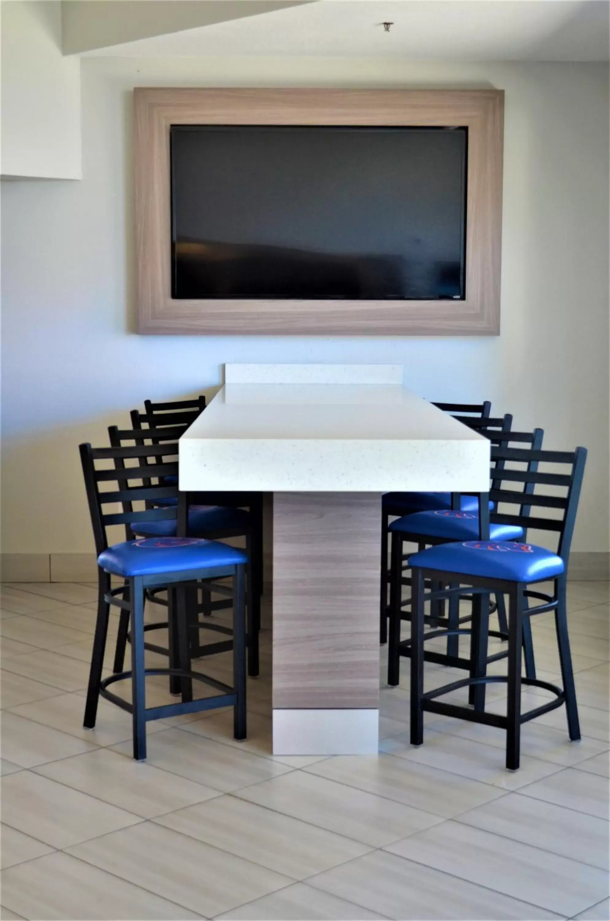 Dining area, TV/Entertainment Center in Hotel 28 Boise Airport, Ascend Hotel Collection